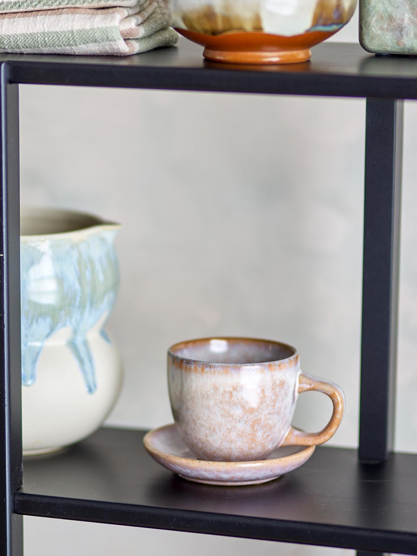Genießen Sie Ihren Kaffee stilvoll mit der Brenta Tasse und Untertasse von Bloomingville. Einzigartiges Design in zarten Rosatönen aus robustem Steinzeug.