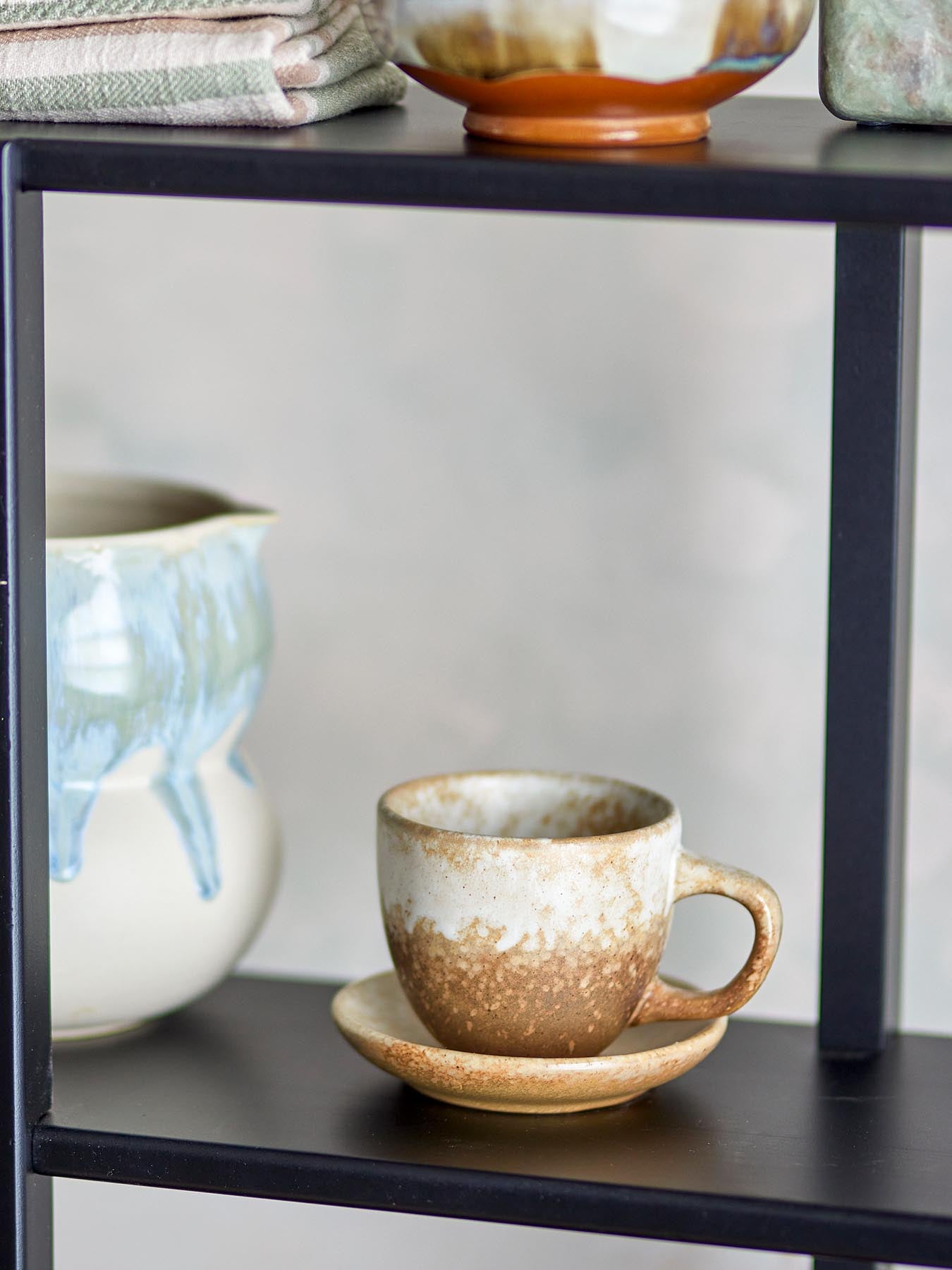 Entdecken Sie die Brenta Tasse mit Untertasse von Bloomingville – ein stilvolles Set aus Steinzeug, das skandinavische Eleganz und Funktionalität vereint.