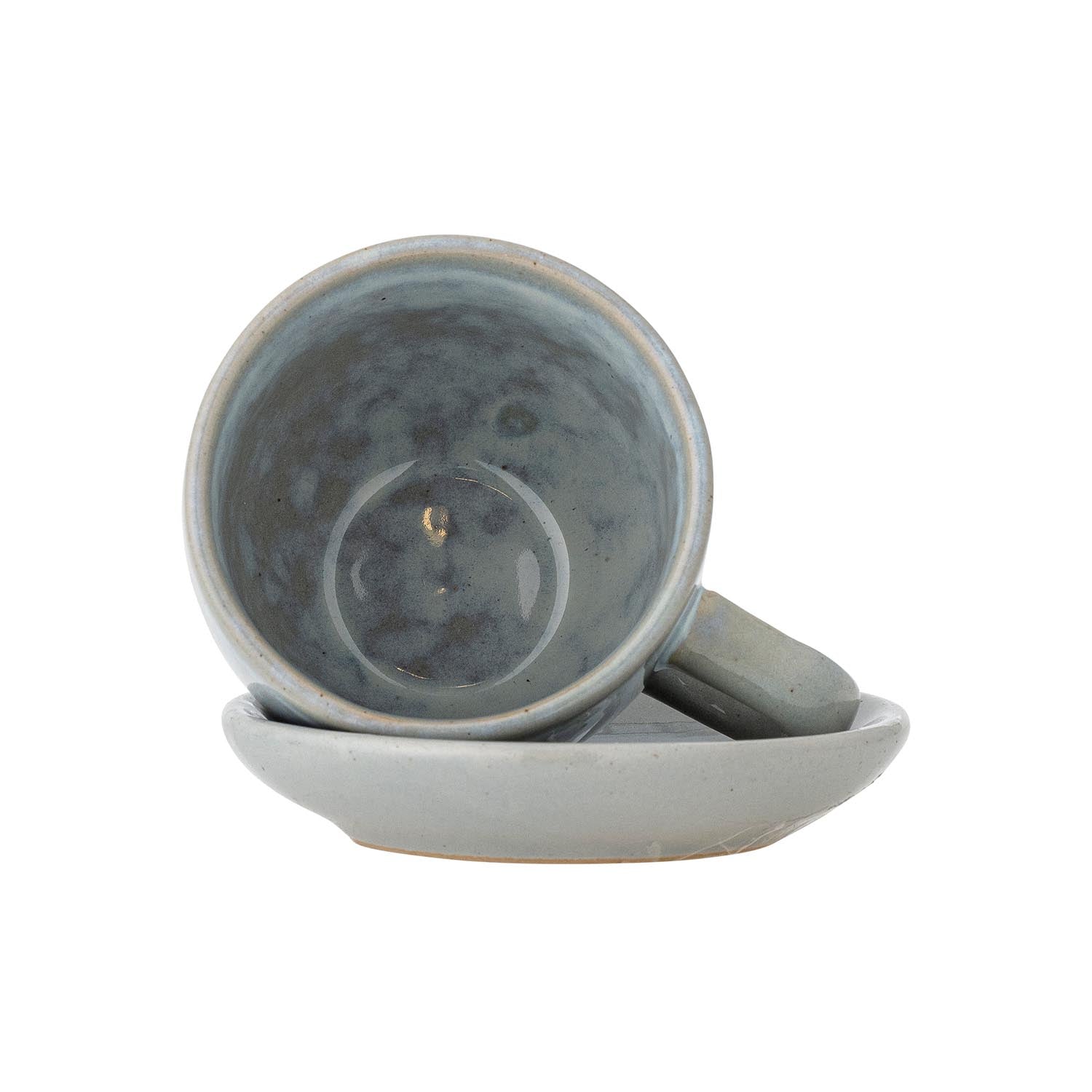 Verleihen Sie Ihrem Tisch mit der Brenta Tasse und Untertasse von Bloomingville einen Hauch von Eleganz. Hochwertiges Steinzeug in einzigartigem Blau.