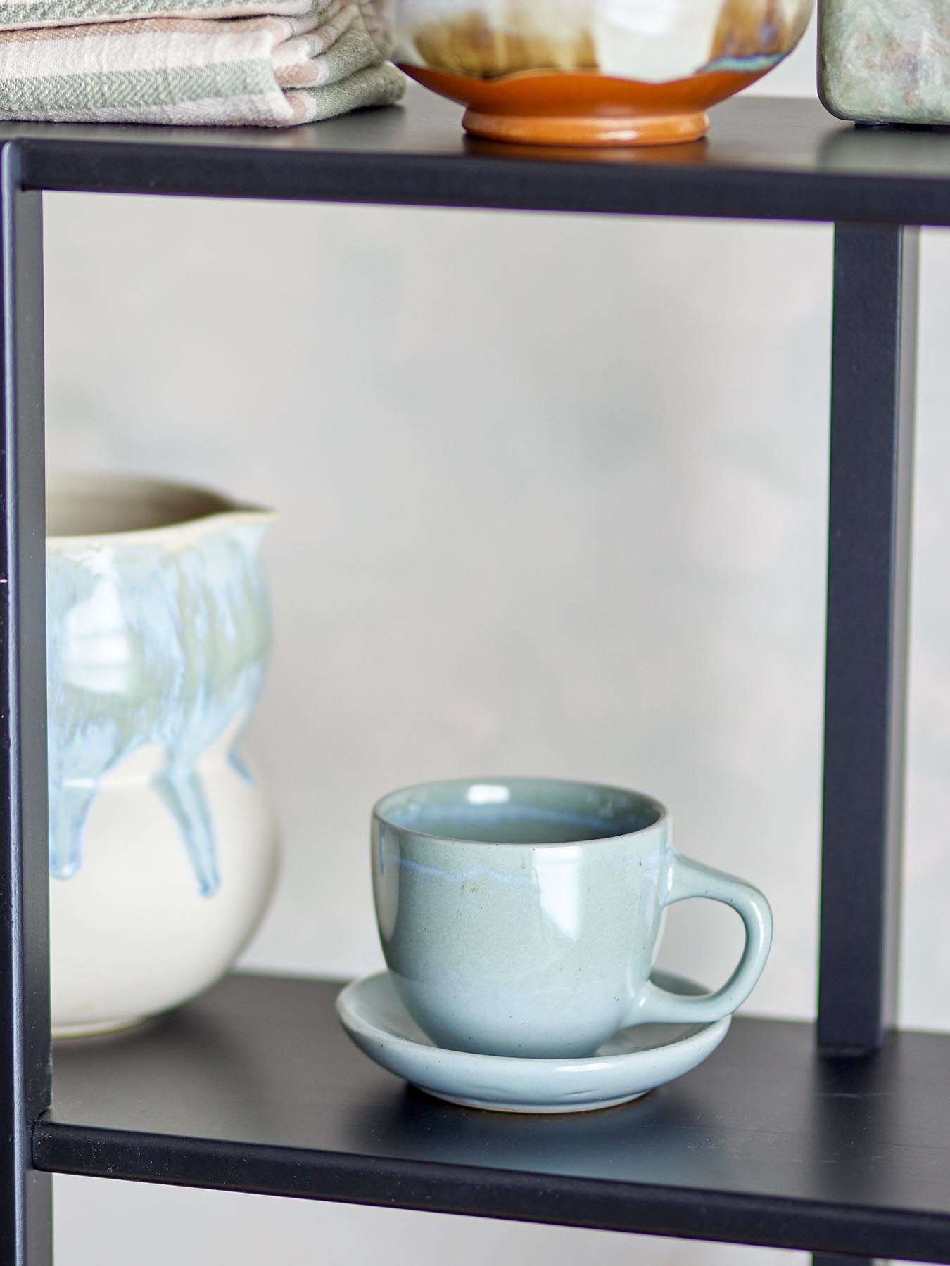 Genießen Sie Ihre Getränke stilvoll mit der Brenta Tasse und Untertasse von Bloomingville. Einzigartige Glasur, robustes Steinzeug, perfekt für jeden Tisch.