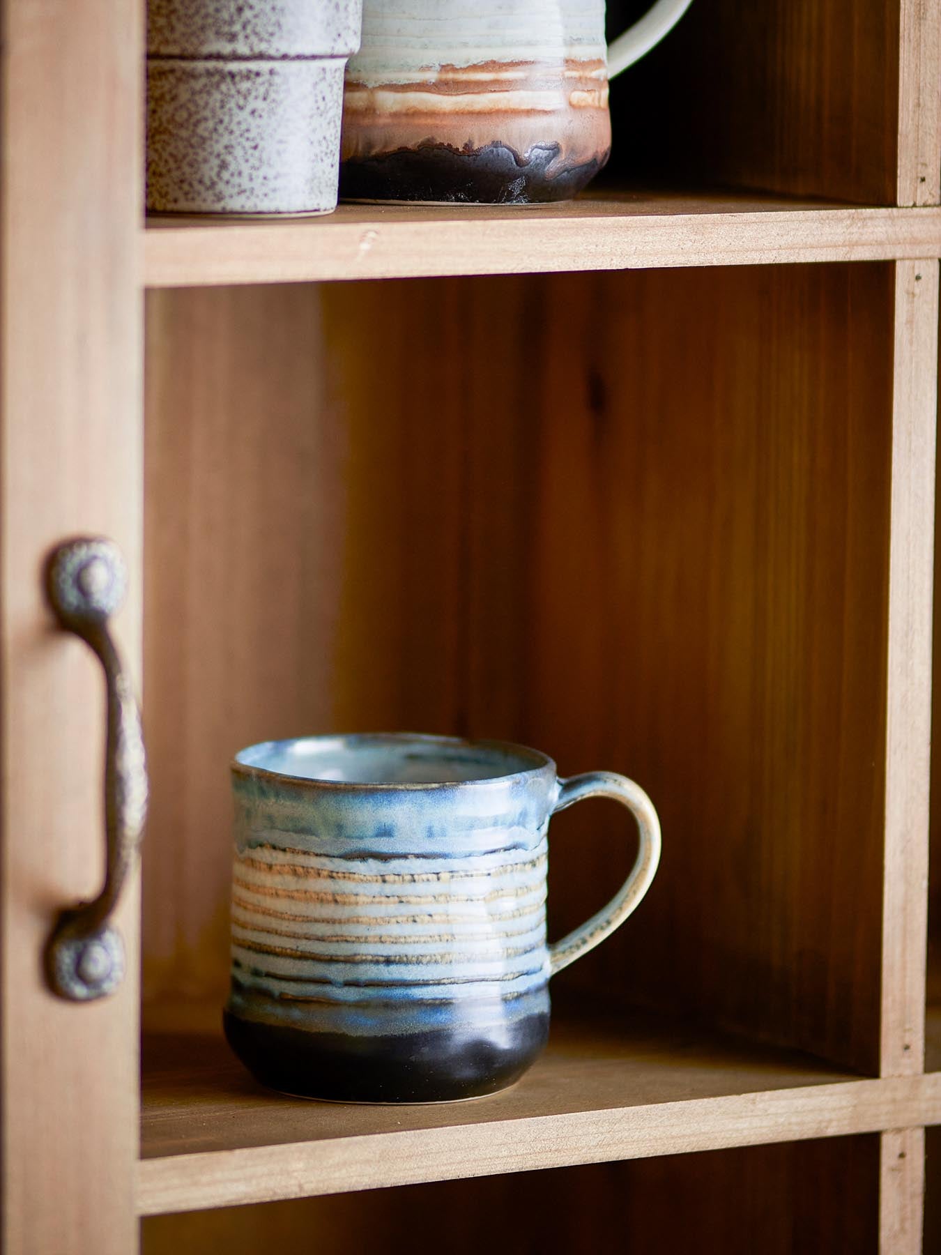 Erleben Sie die stilvollen Deana Becher von Bloomingville, gefertigt aus robustem Steingut mit reaktiver Glasur in eleganten Blau- und Beigetönen. Perfekt für jeden Anlass!