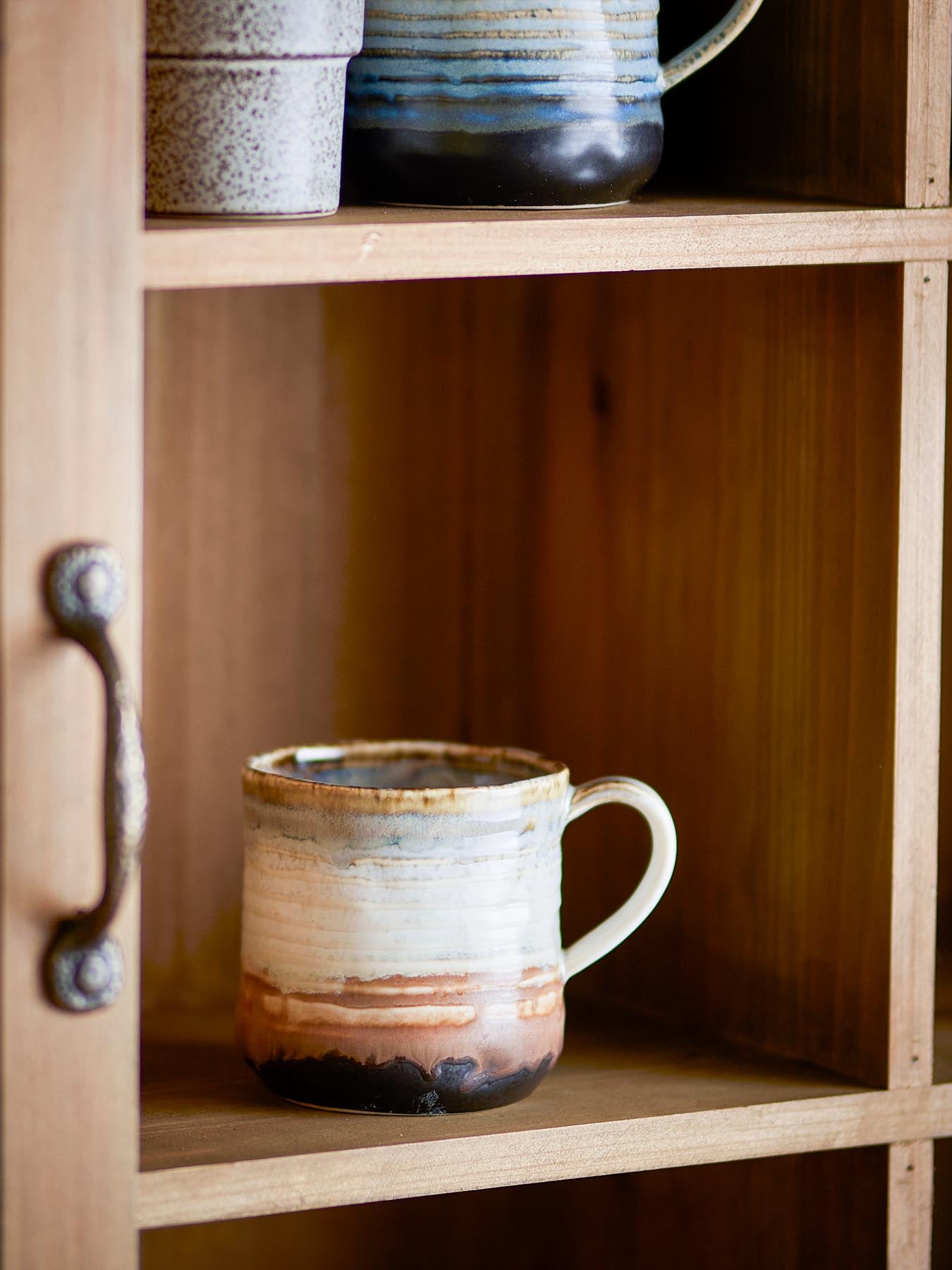 Erleben Sie die stilvollen Deana Becher von Bloomingville. Aus robustem Steingut gefertigt, verzaubern sie mit ihrer einzigartigen, reaktiven Glasur.