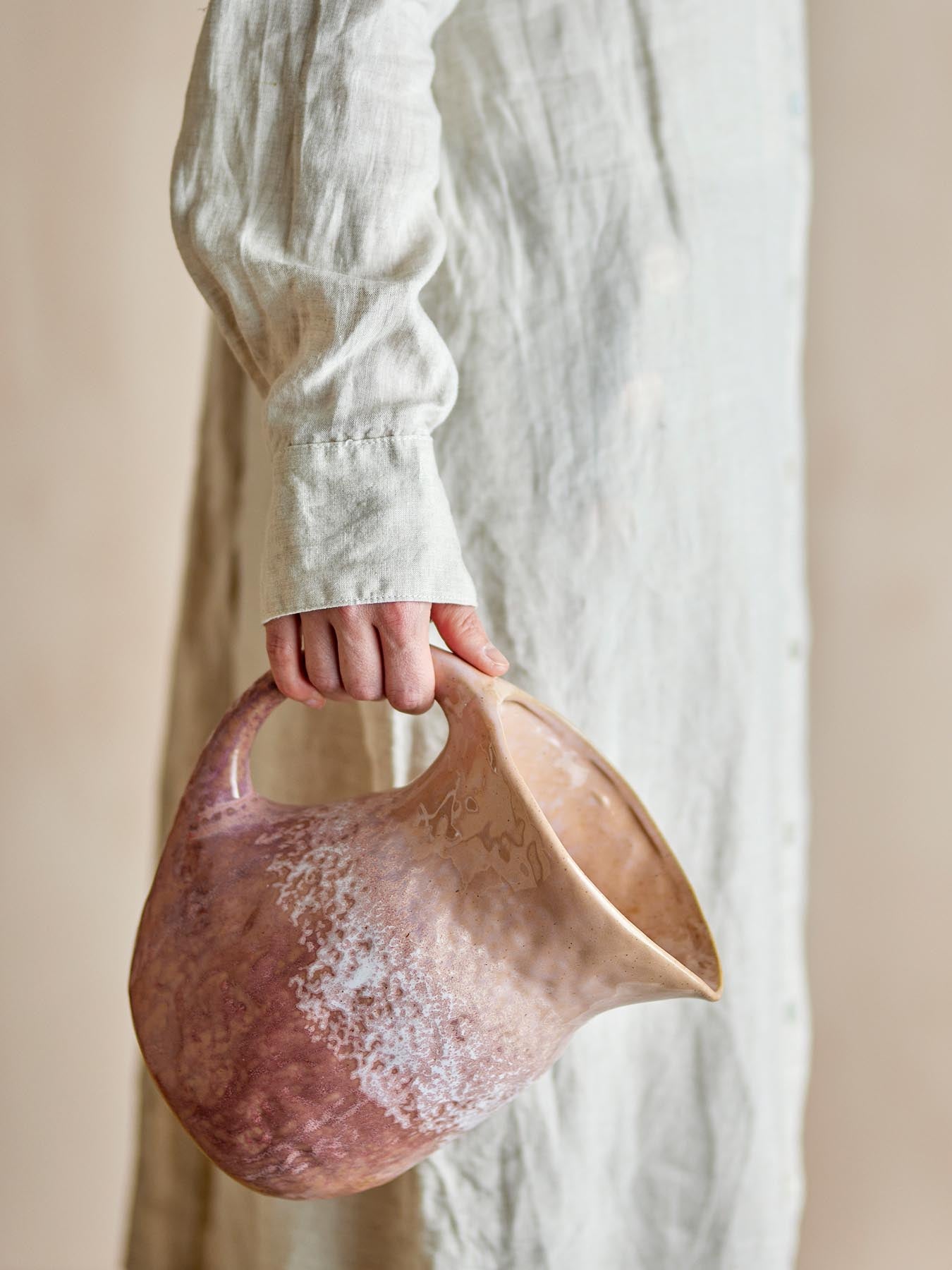 Der Darlene Krug von Creative Collection besticht durch seine stilvolle Form und die individuelle, reaktive Glasur in Rosatönen. Ideal für jeden Tisch!