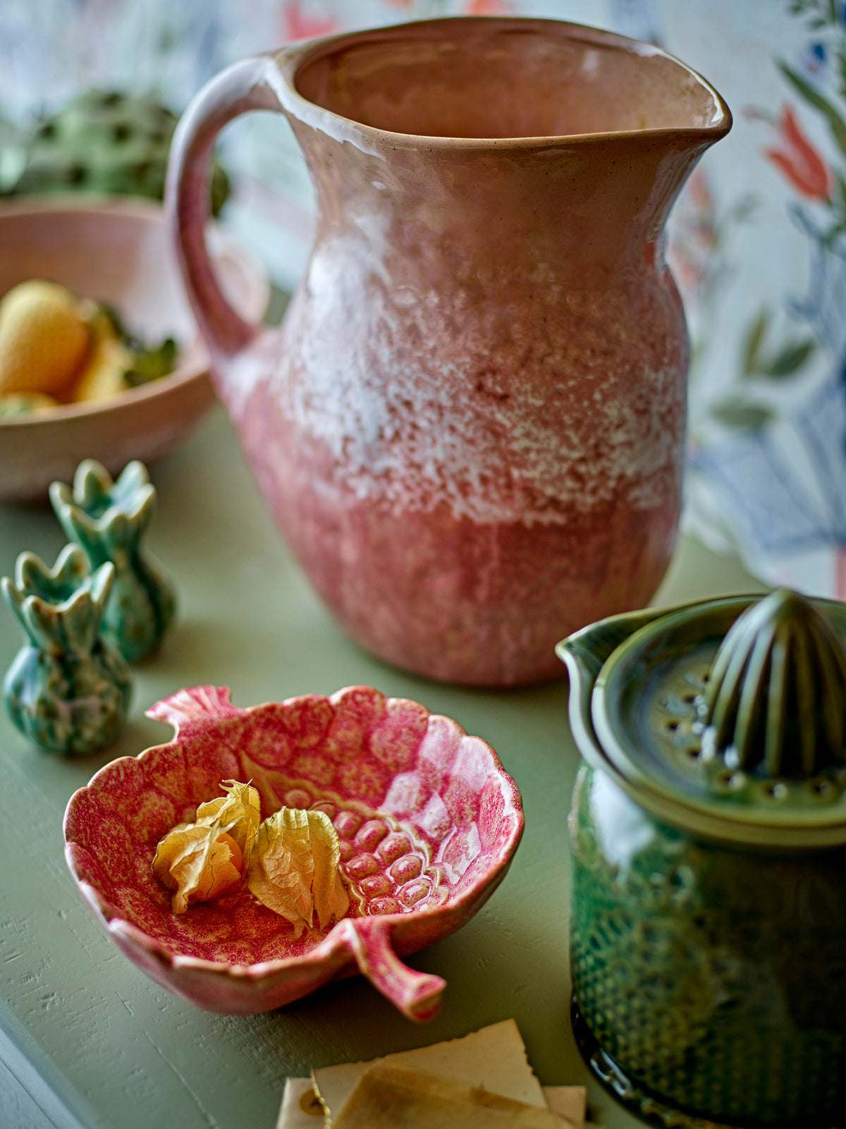 Darlene Krug, Rose, Steingut in Rose präsentiert im Onlineshop von KAQTU Design AG. Kanne ist von Creative Collection