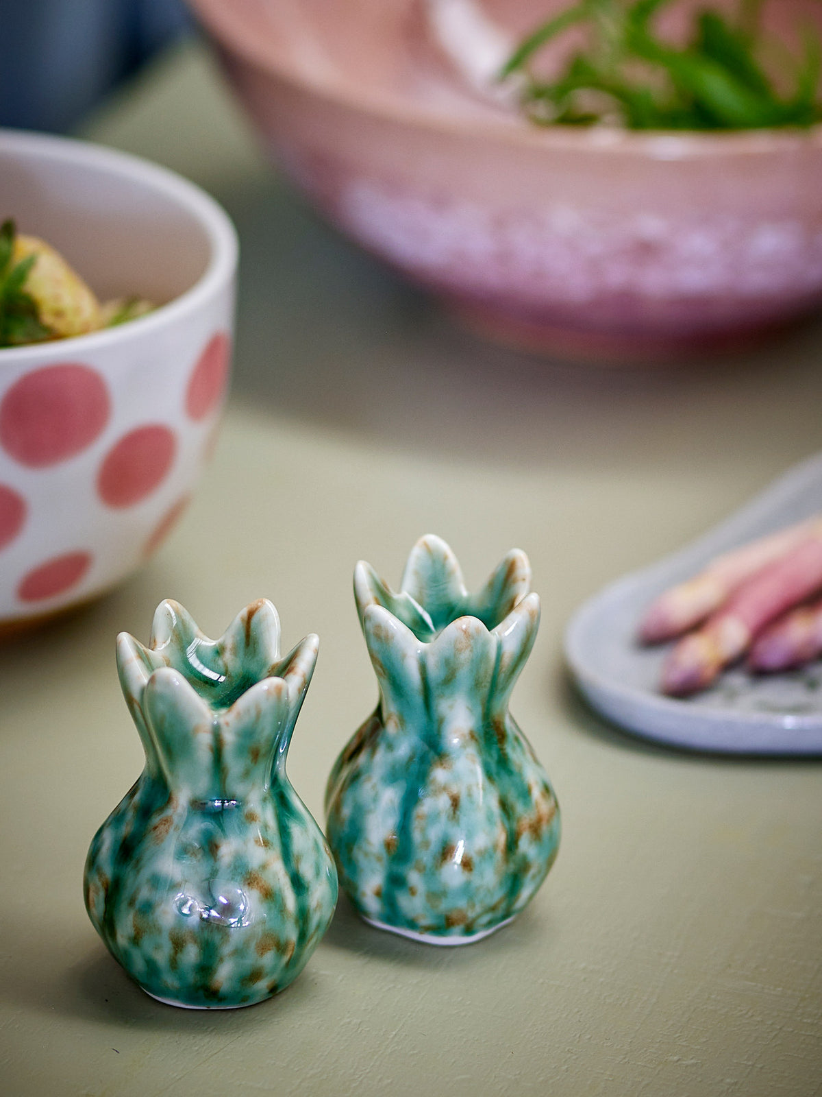 Cyrill Salz- und Pfefferset, Grün, Steingut in Grün präsentiert im Onlineshop von KAQTU Design AG. Salz & Pfeffer ist von Creative Collection
