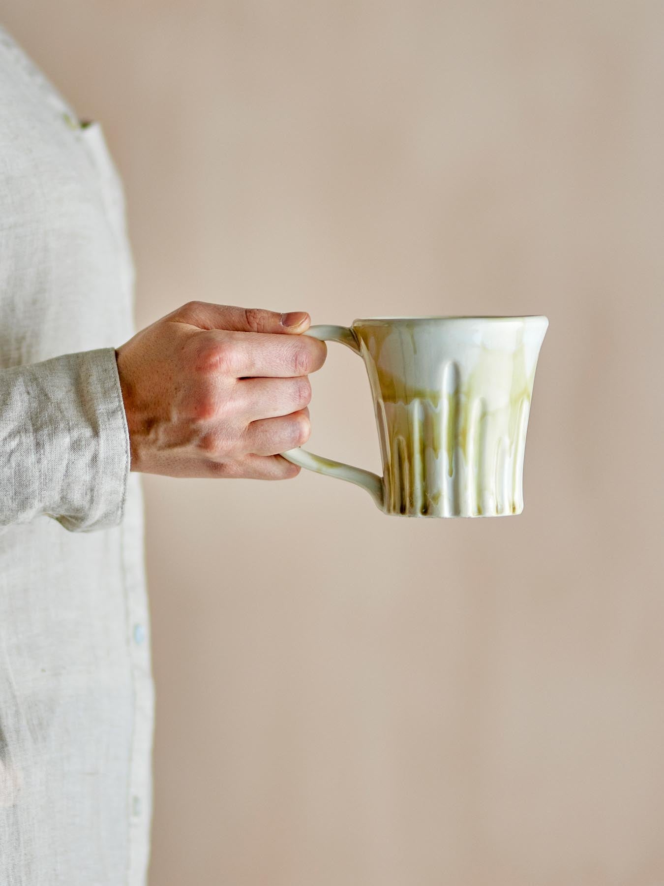 Genießen Sie den Joseph Becher in elegantem Grün – ein robustes Steinzeug-Unikat, das Stil und Funktionalität vereint.