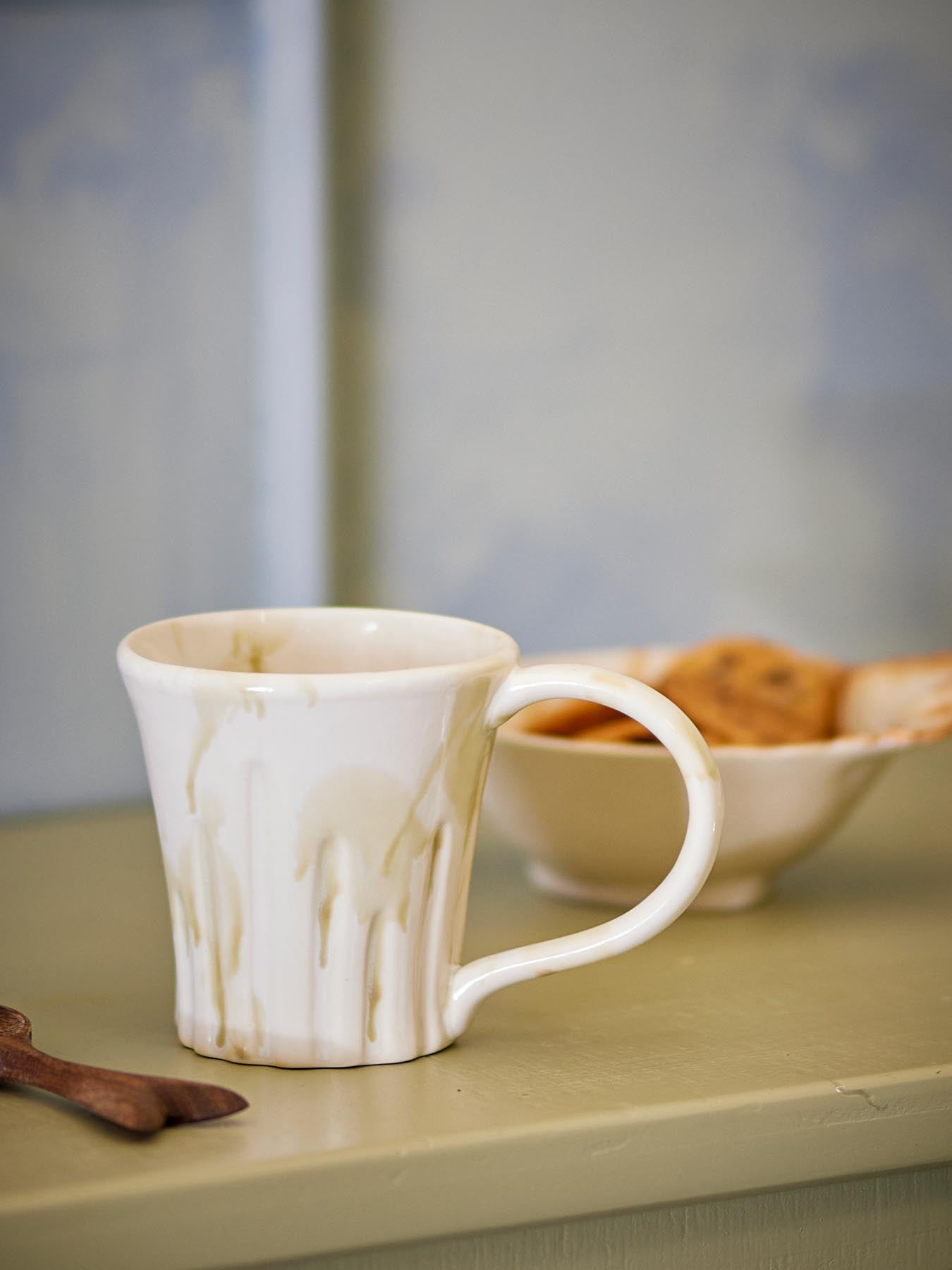 Erleben Sie den Joseph Becher in einzigartigem Grün – ein stilvolles Steinzeug-Unikat, das jedem Getränk eine besondere Note verleiht.