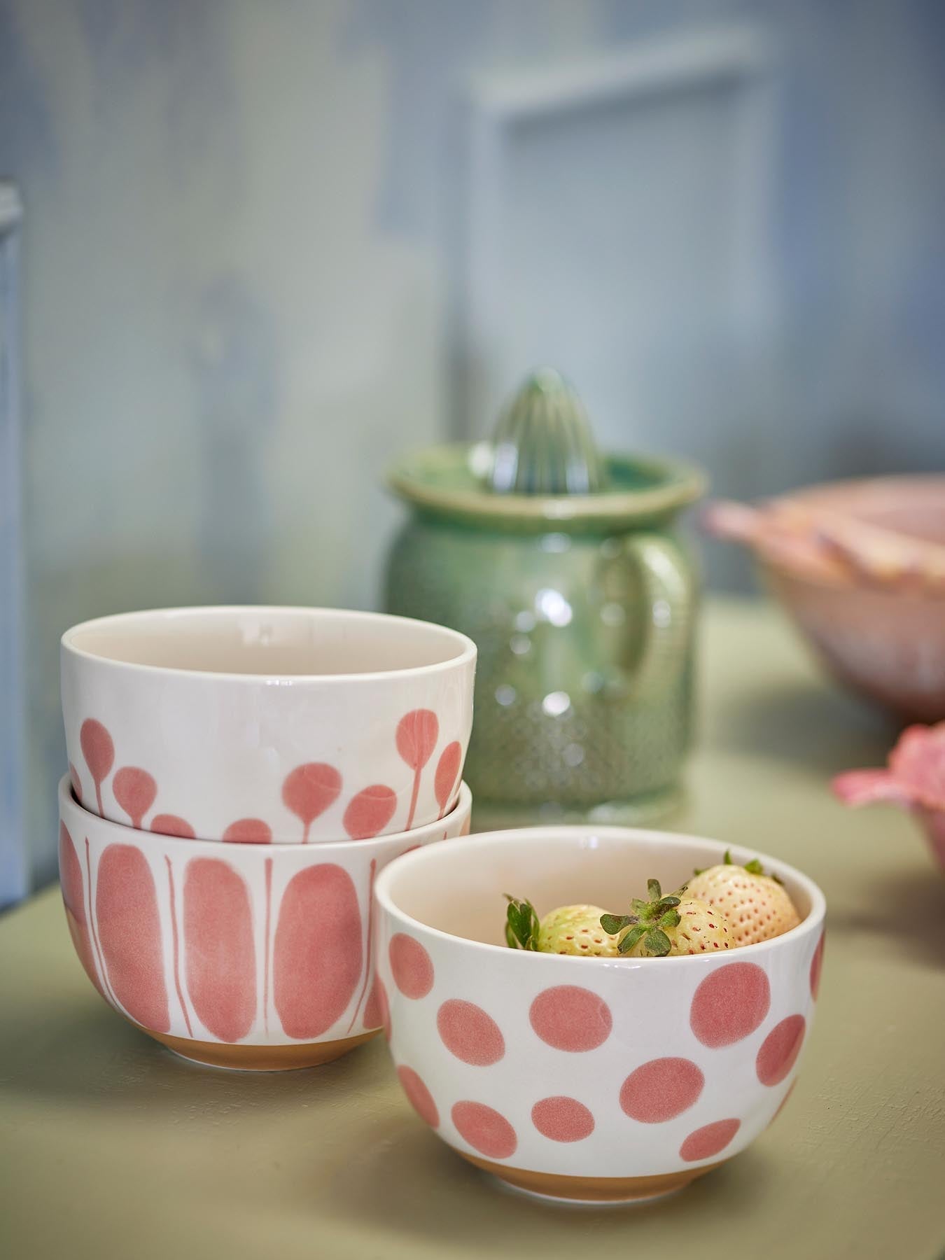 Verleihen Sie Ihrem Zuhause mit der Linora Schale in sanften Rosatönen aus Steingut einen Hauch von Eleganz. Handgefertigt und vielseitig einsetzbar.