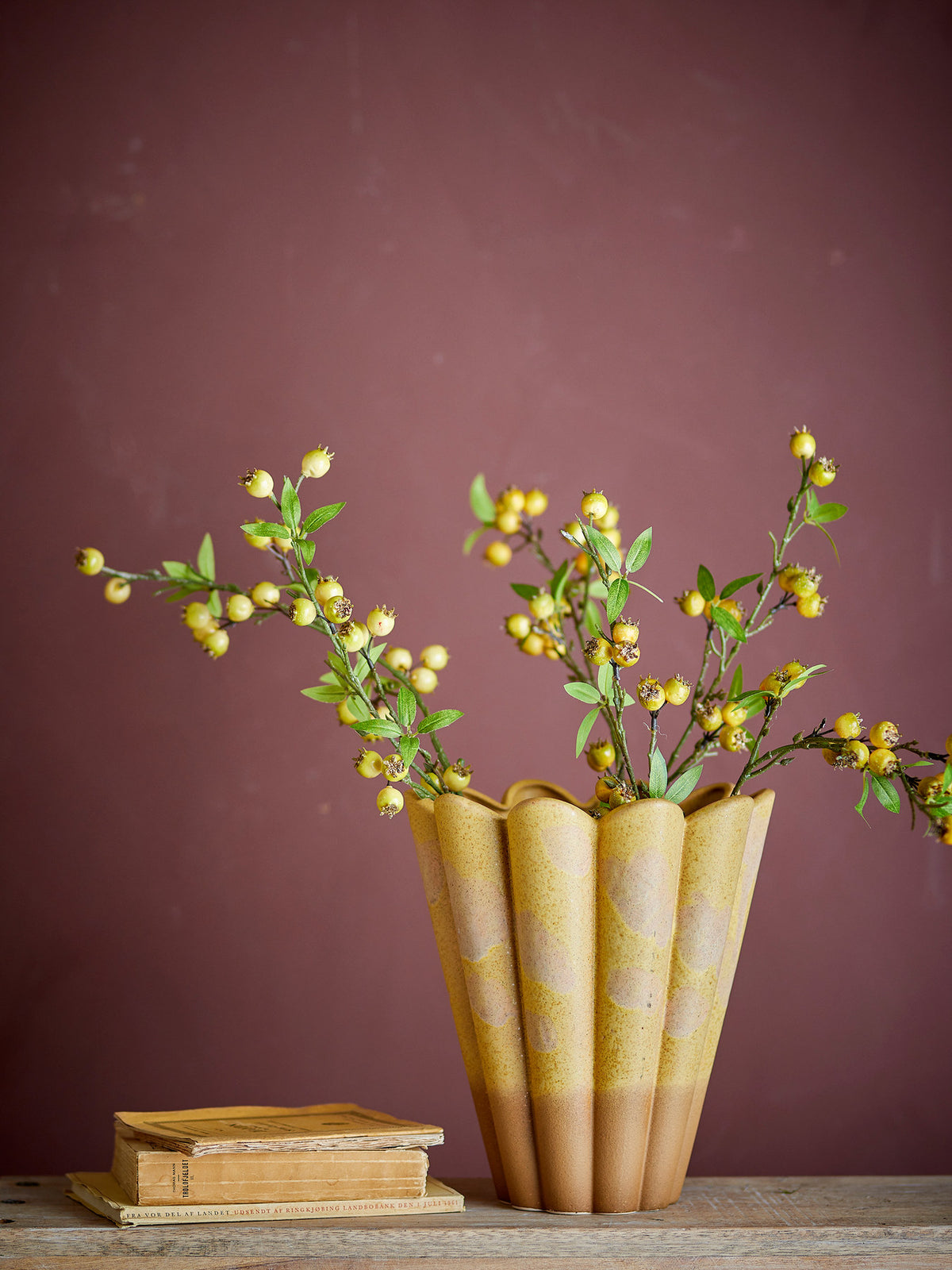 Penn Vase, Gelb, Steingut in Gelb präsentiert im Onlineshop von KAQTU Design AG. Vase ist von Creative Collection