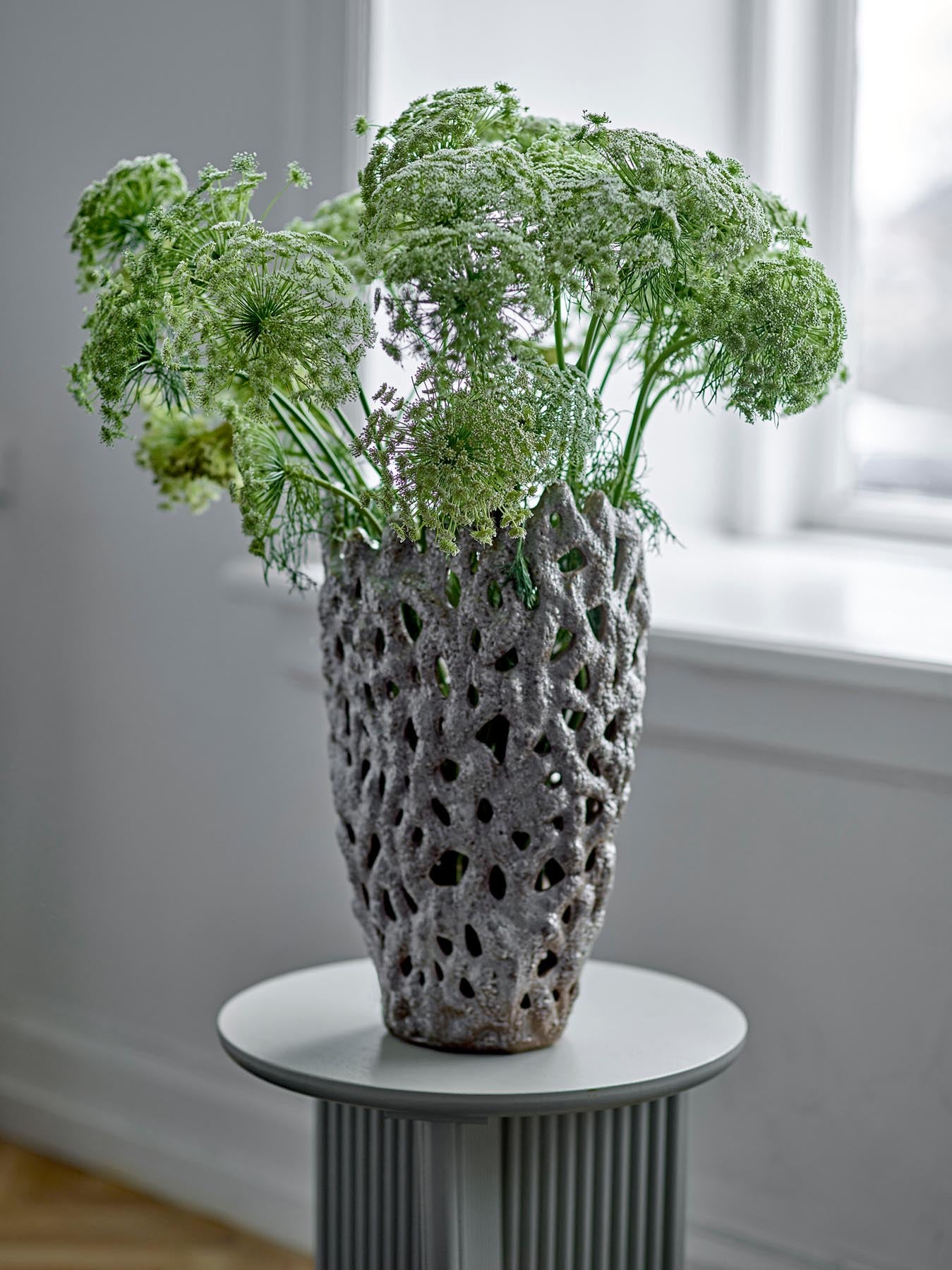 Verleihen Sie Ihrem Zuhause mit der eleganten Eunice Deko-Vase aus Steingut von Bloomingville einen Hauch von skandinavischem Stil. Perfekt für kreative Arrangements!
