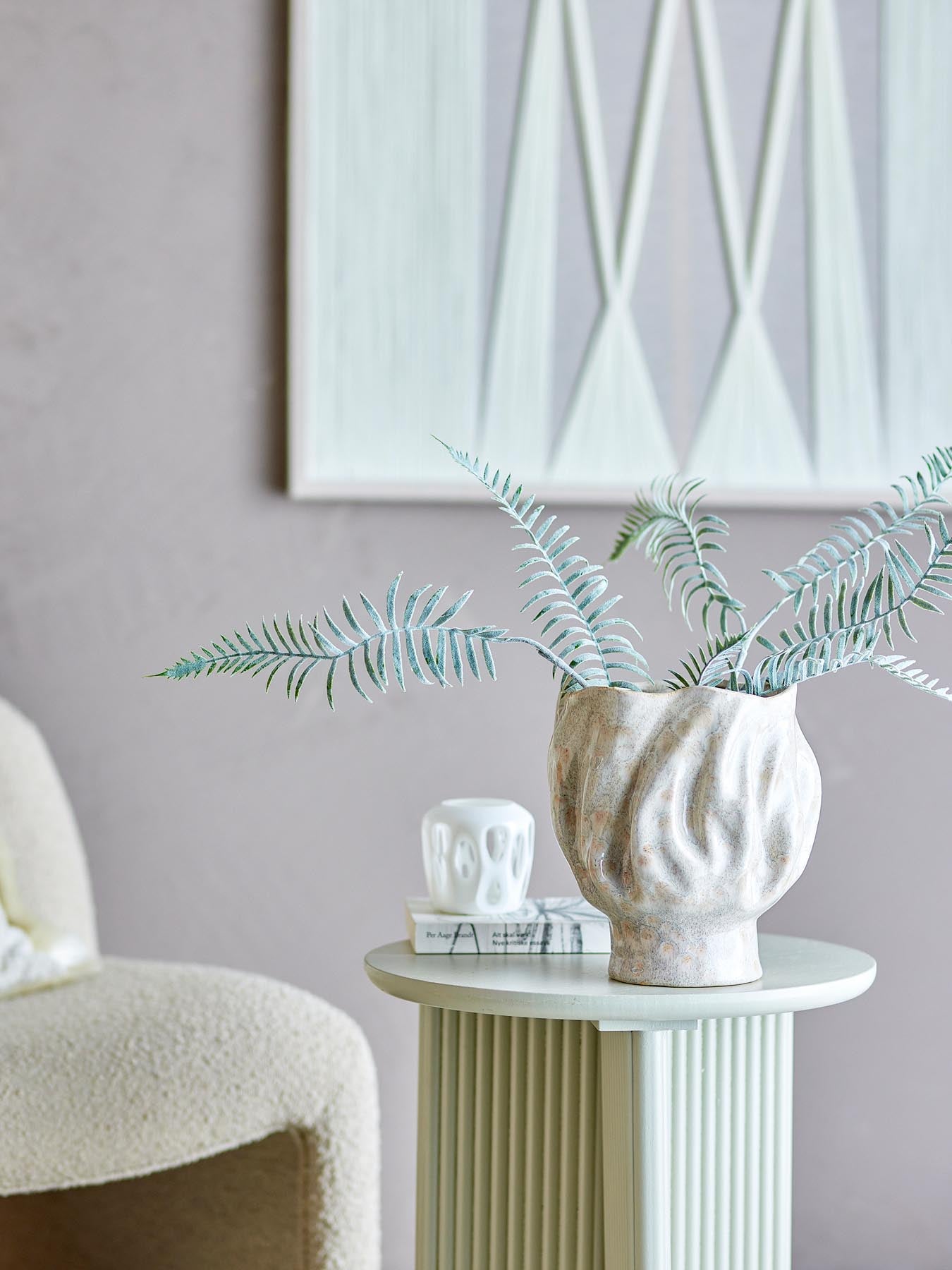 Entdecken Sie die elegante Adair Vase von Bloomingville aus hochwertigem Steingut. Ihre einzigartige Form und reaktive Glasur machen sie zum perfekten Deko-Highlight.