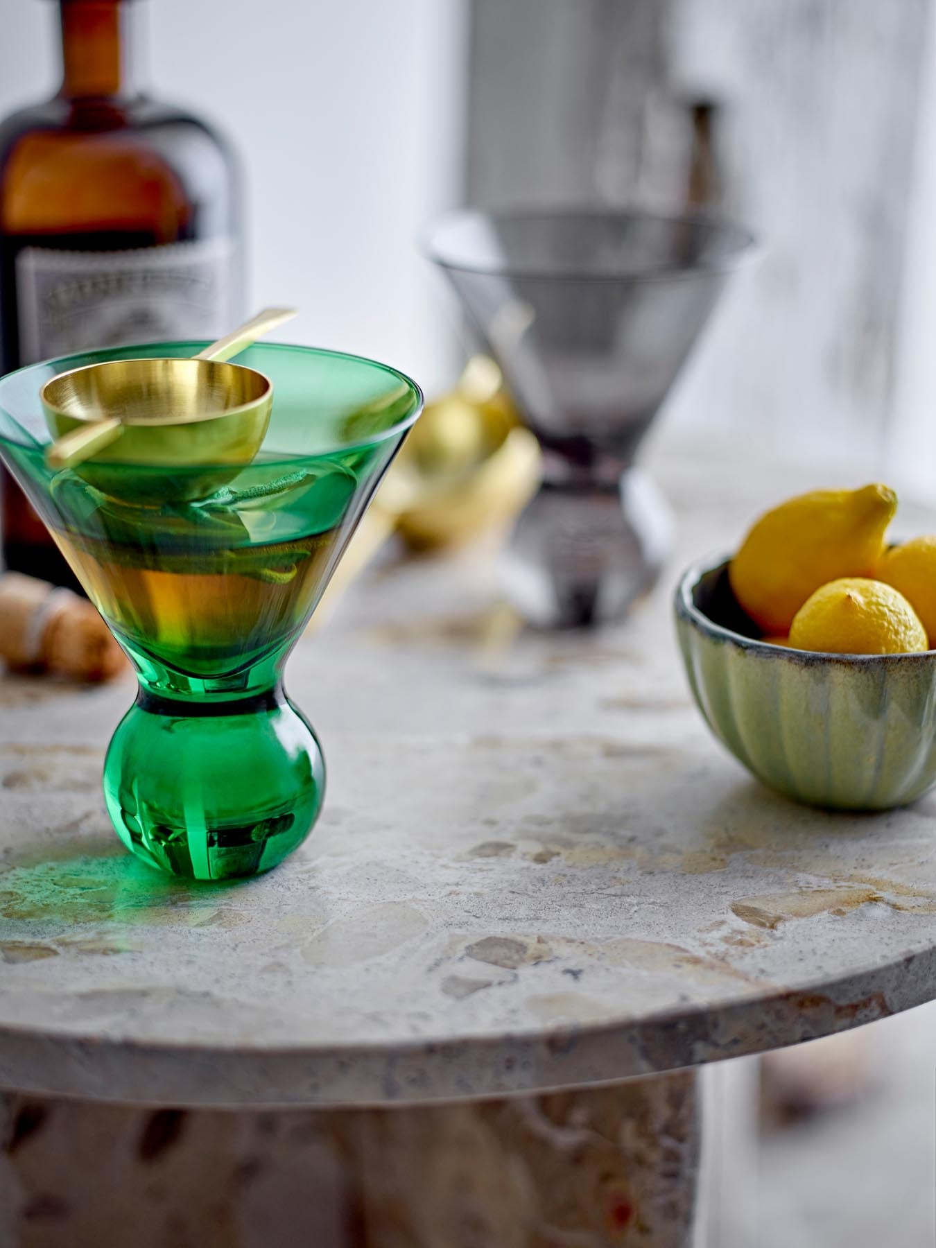 Genießen Sie Cocktails stilvoll mit dem Corliss Cocktailglas von Bloomingville. Das grüne Glas vereint modernes Design und Funktionalität für jeden Anlass.