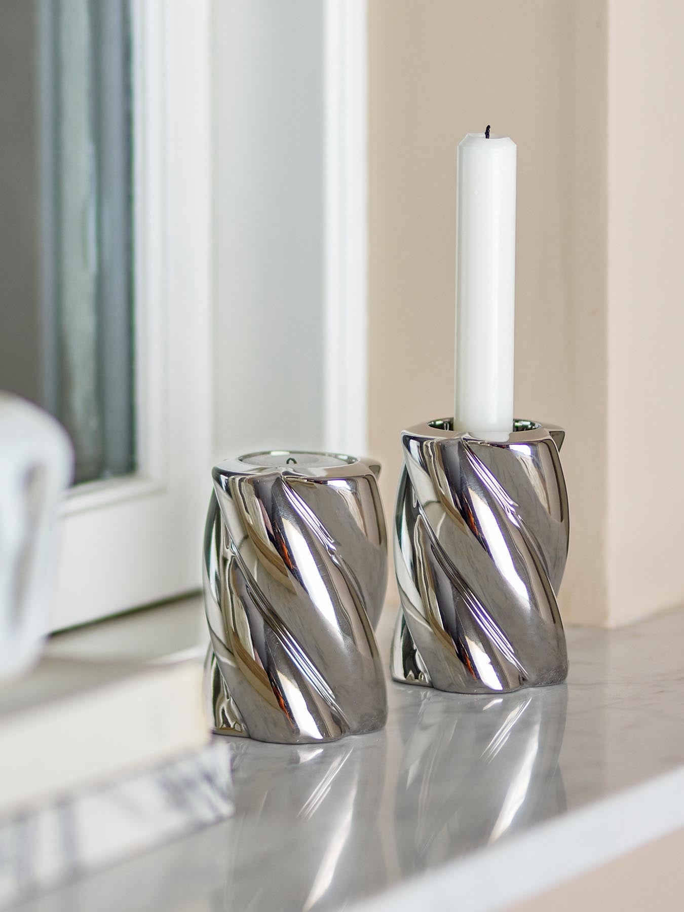 Entdecken Sie die eleganten Silvia Kerzenhalter aus Steingut in Silber von Bloomingville. Ideal für jeden Anlass und stilvolle Wohnräume.