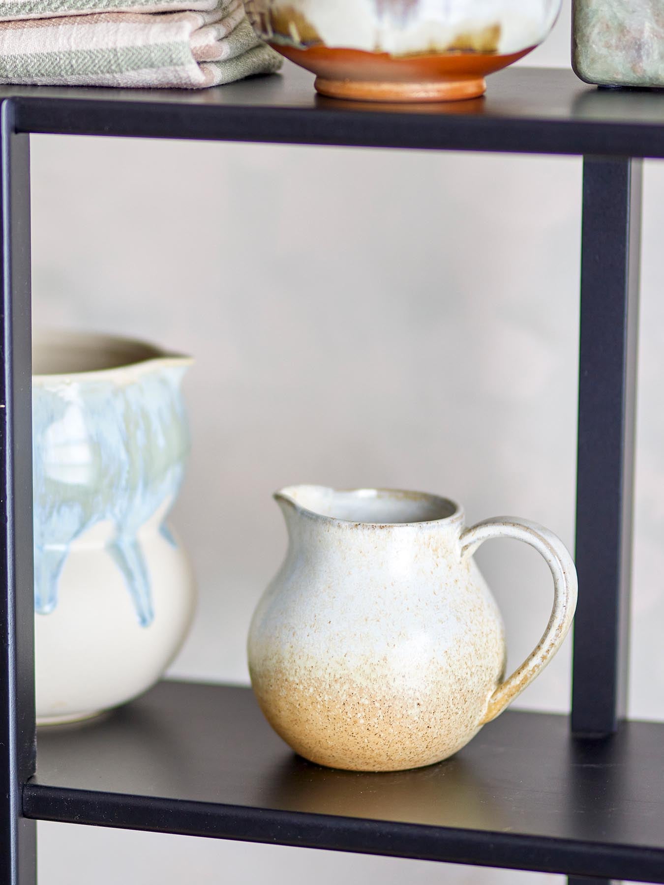 Verleihen Sie Ihrem Esstisch mit dem Paula Milchkännchen von Bloomingville aus edlem Steingut einen Hauch von skandinavischem Design. Ein praktisches und dekoratives Highlight!