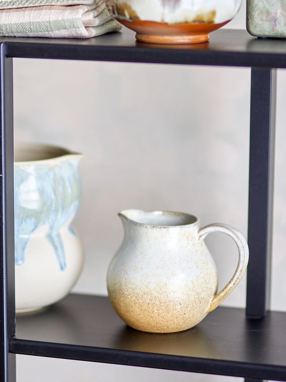 Beiges Milchkännchen aus Steingut der Serie Paula von Bloomingville mit klassischer, rustikaler Form und sandfarbener Glasur, 10.5 cm Durchmesser.