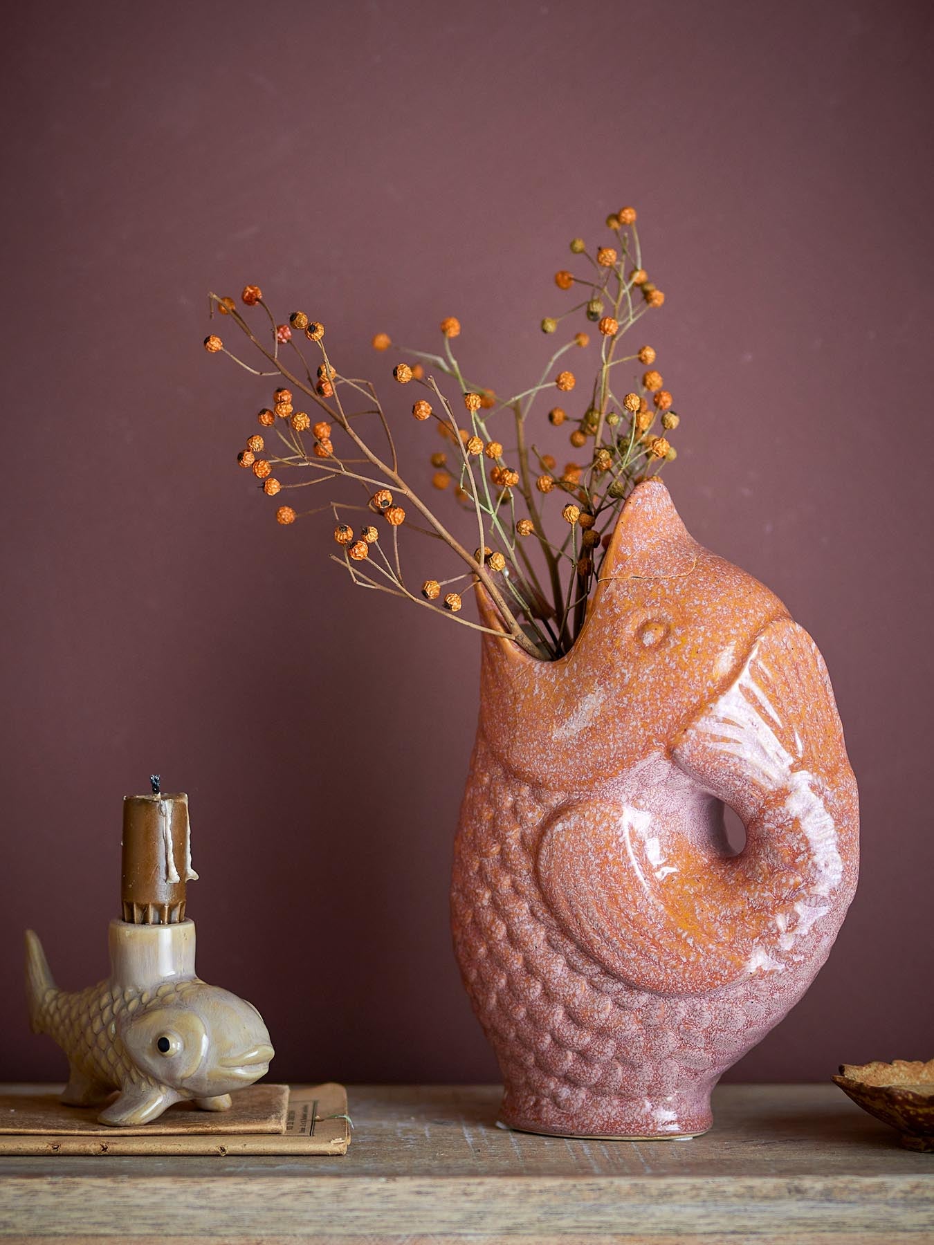 Verleihen Sie Ihrem Zuhause mit der Harvey Vase von Creative Collection in Fischform einen kreativen Akzent. Aus langlebigem Steingut, perfekt für Blumen und stilvolle Dekoration.