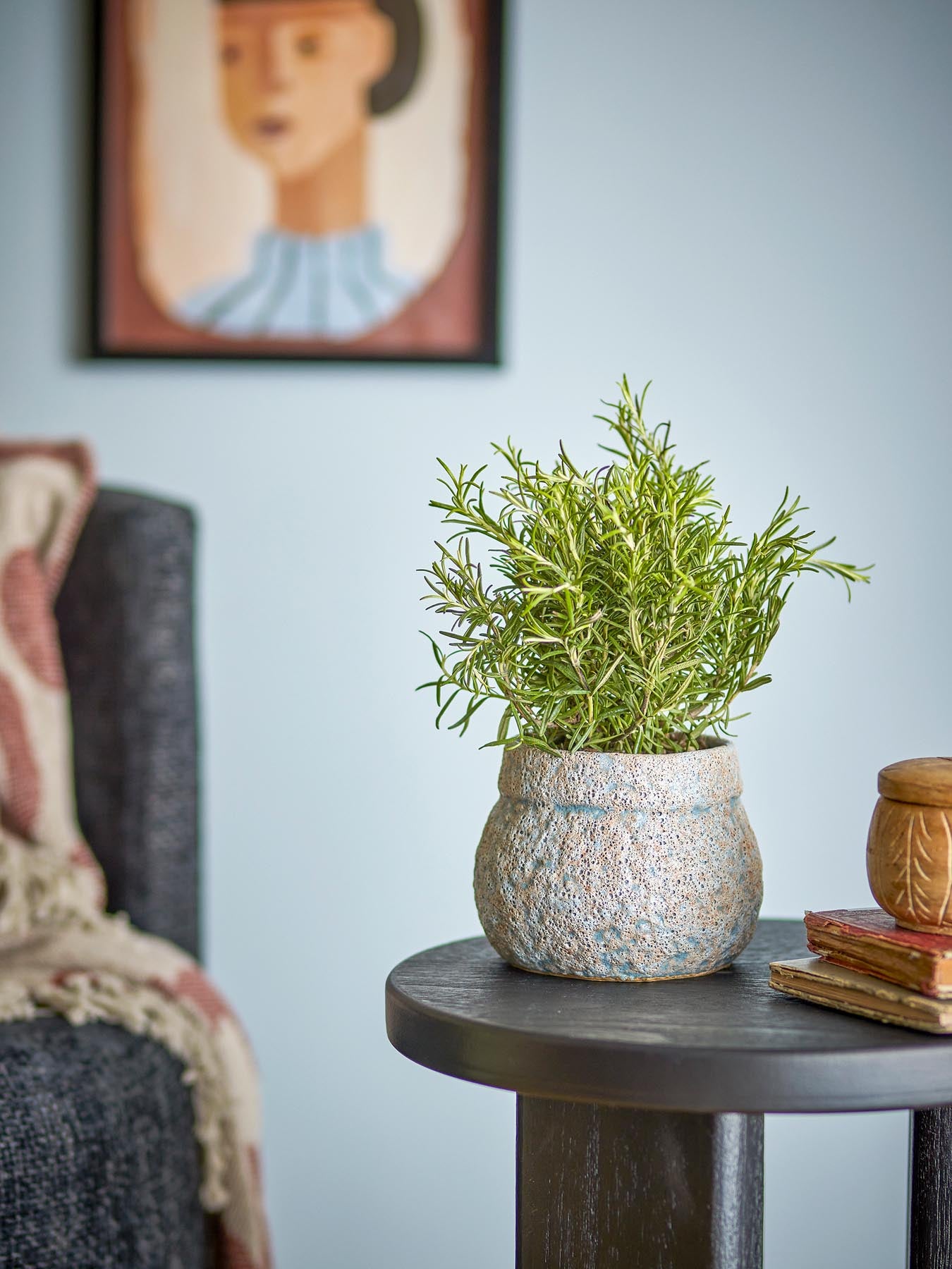 Entdecken Sie den stilvollen Mayia Blumentopf von Bloomingville in Grau. Aus hochwertigem Steingut gefertigt, bringt er natürliche Eleganz in Ihr Zuhause.