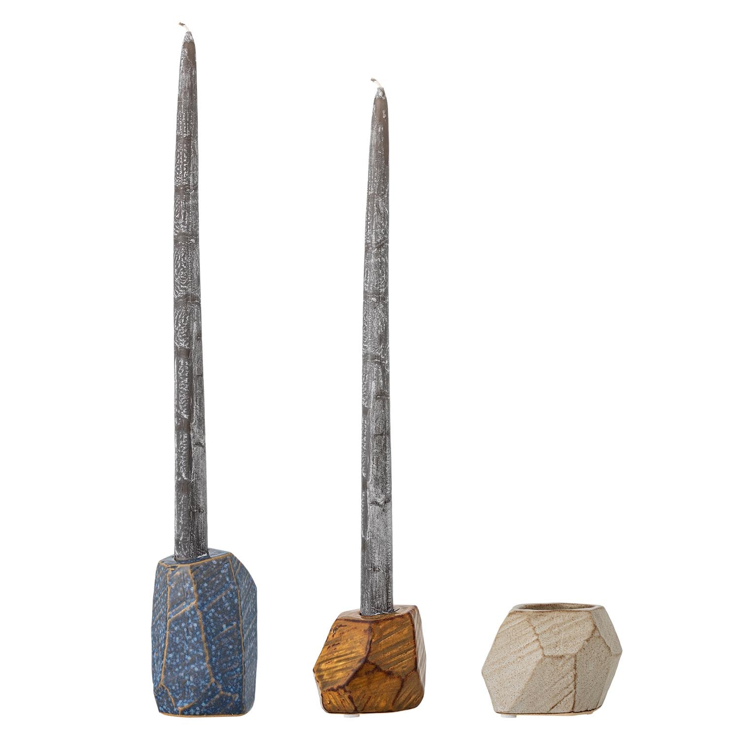 Erleben Sie den Kimber Votive & Candle Holder von Bloomingville – ein eleganter Steingut-Kerzenhalter in einzigartigen Blau- und Erdtönen, perfekt für jede Einrichtung.