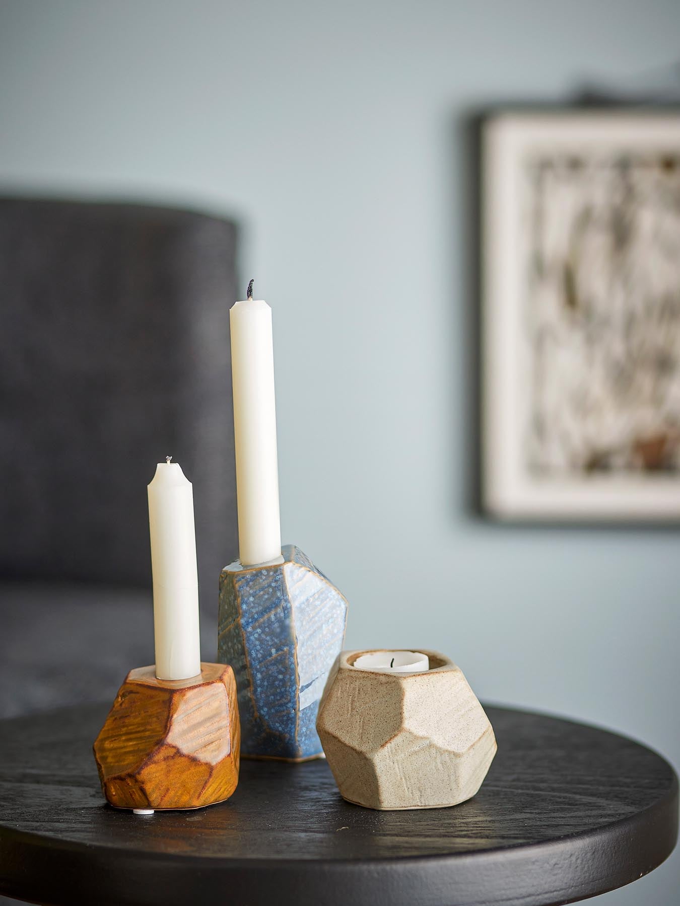 Entdecken Sie den einzigartigen Kimber Votive & Candle Holder von Bloomingville. Stilvoller Kerzenhalter aus Steingut in lebendigen Blautönen.