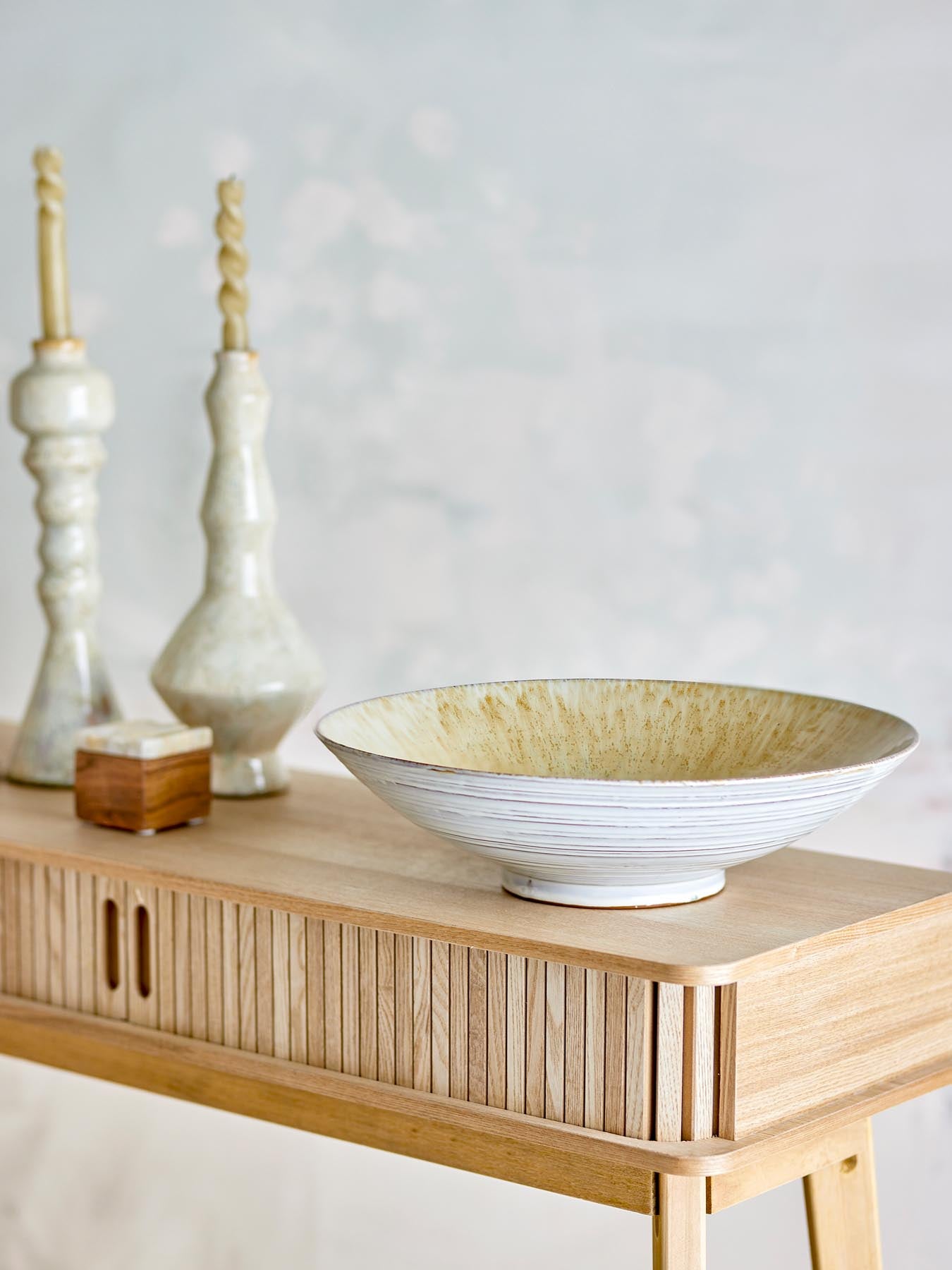 Entdecken Sie die Saskia Schale von Bloomingville – ein einzigartiges Steingut-Design mit warmer Glasur, ideal für stilvolle Tischdekoration und vielseitige Nutzung.