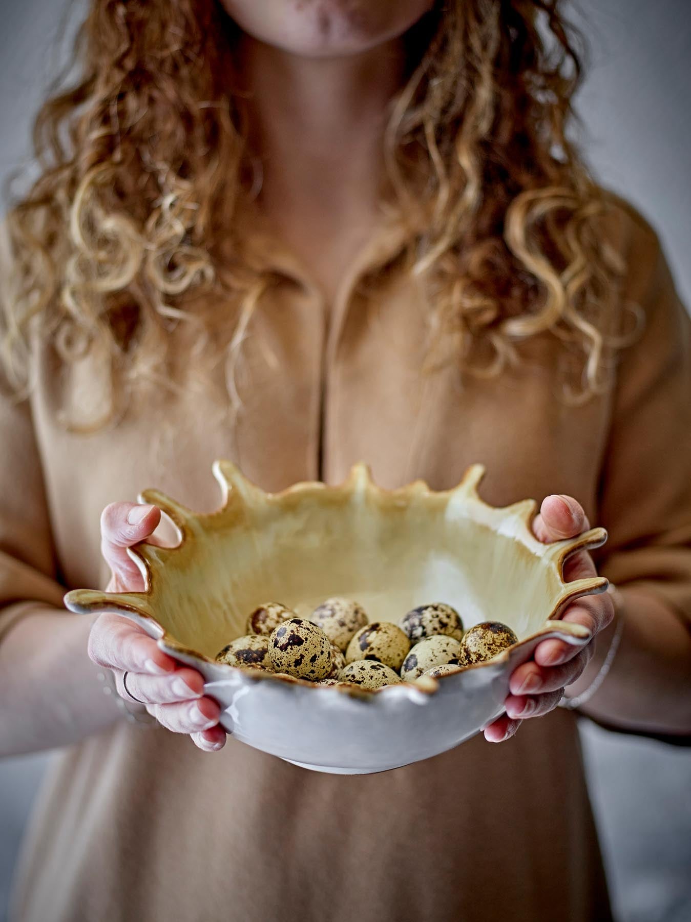 Entdecken Sie die Alcott Schale von Bloomingville – ein einzigartiges Steingut-Design mit reaktiver Glasur, ideal für jeden Anlass.