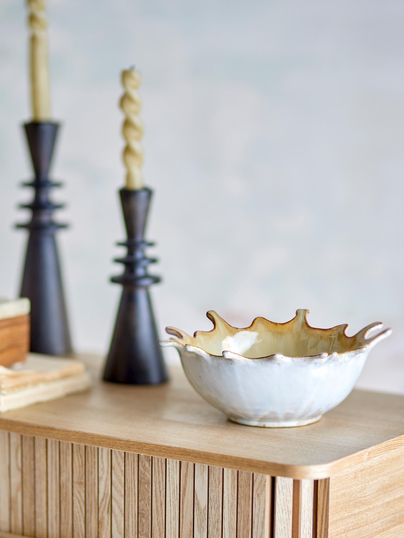 Die Alcott Schale von Bloomingville vereint stilvolles Steingut mit individueller Glasur. Perfekt zum Servieren oder Dekorieren!