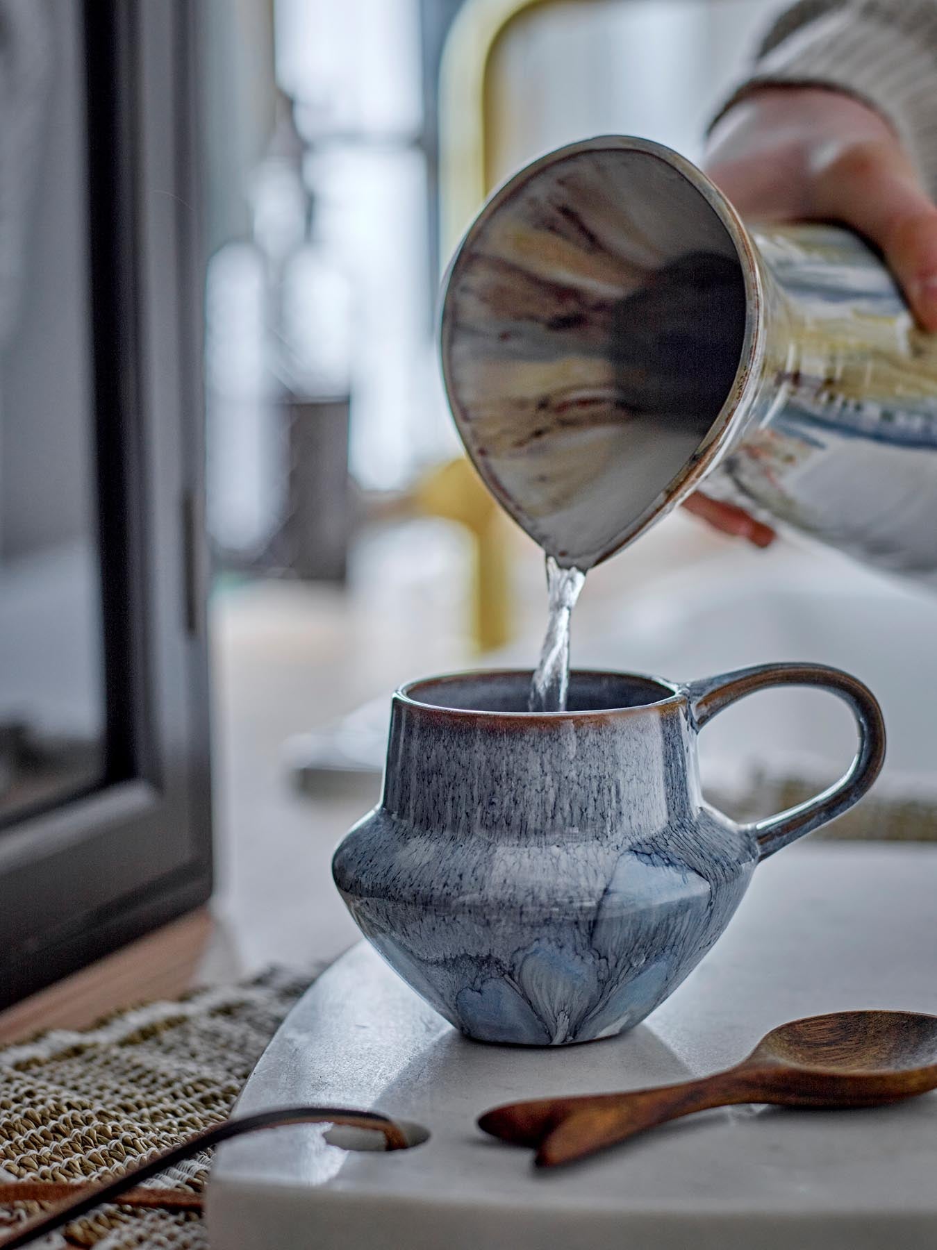 Erleben Sie den Bessie Becher in Blau, ein handgefertigtes Steingut-Unikat von Creative Collection – ideal für stilvolle Genussmomente!