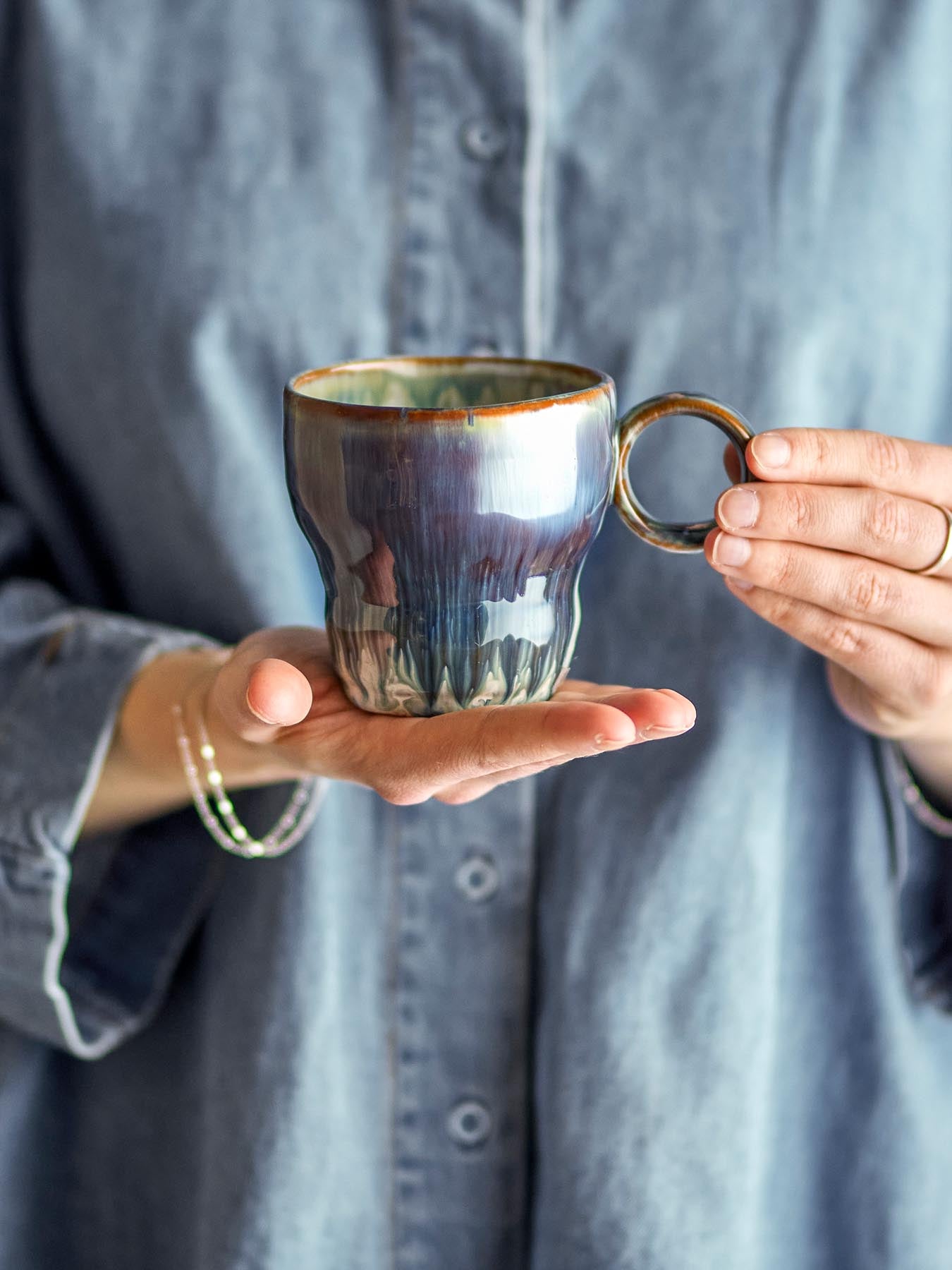 Genießen Sie Kaffee stilvoll mit den einzigartigen Nigel Tassen von Bloomingville. Robustes Steingut in harmonischen Blau- und Sandtönen.