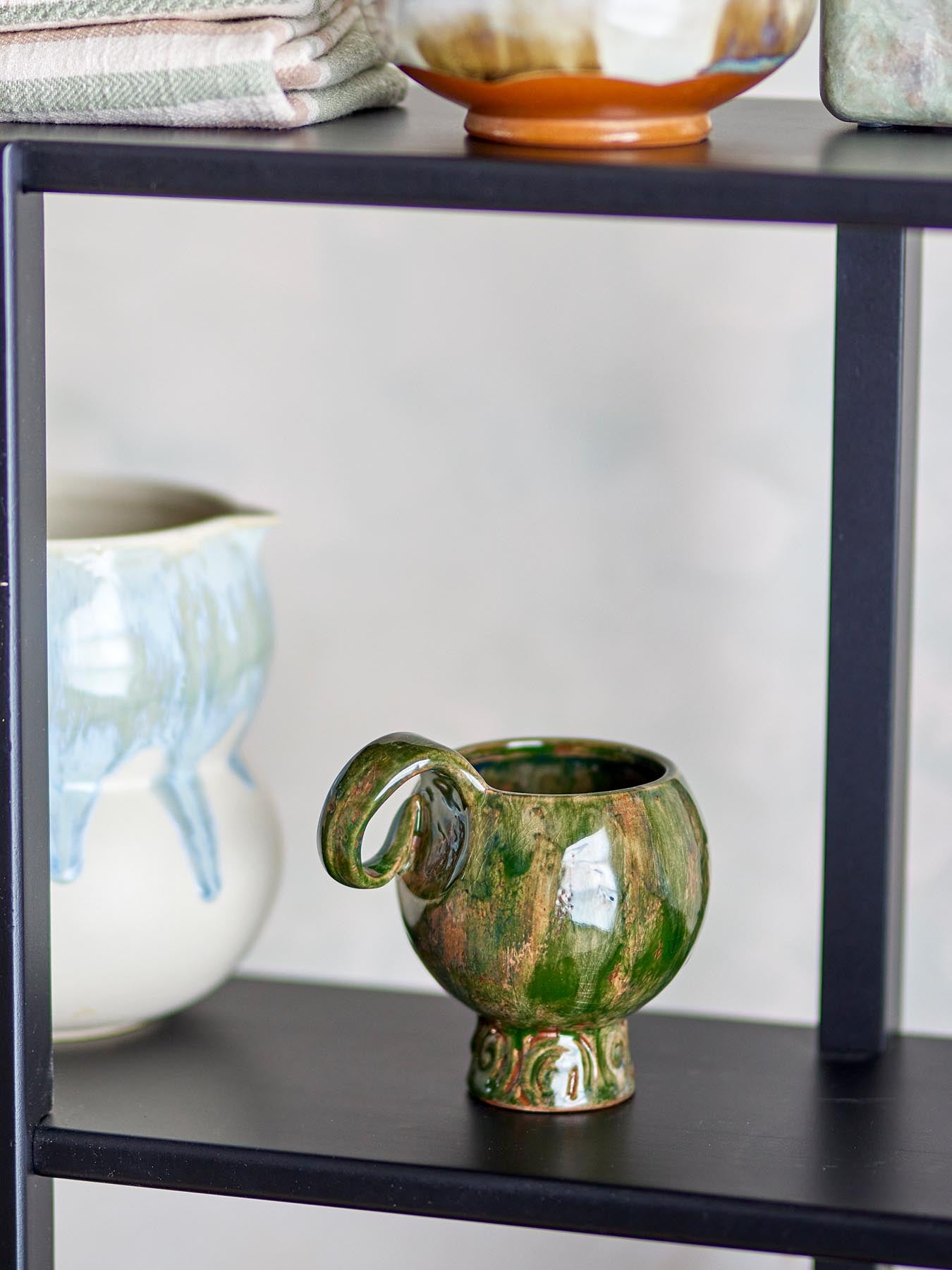 Genießen Sie Ihren Kaffee in der einzigartigen Avonlea Tasse von Bloomingville. Aus edlem Steingut gefertigt, bringt sie Eleganz in jeden Moment.