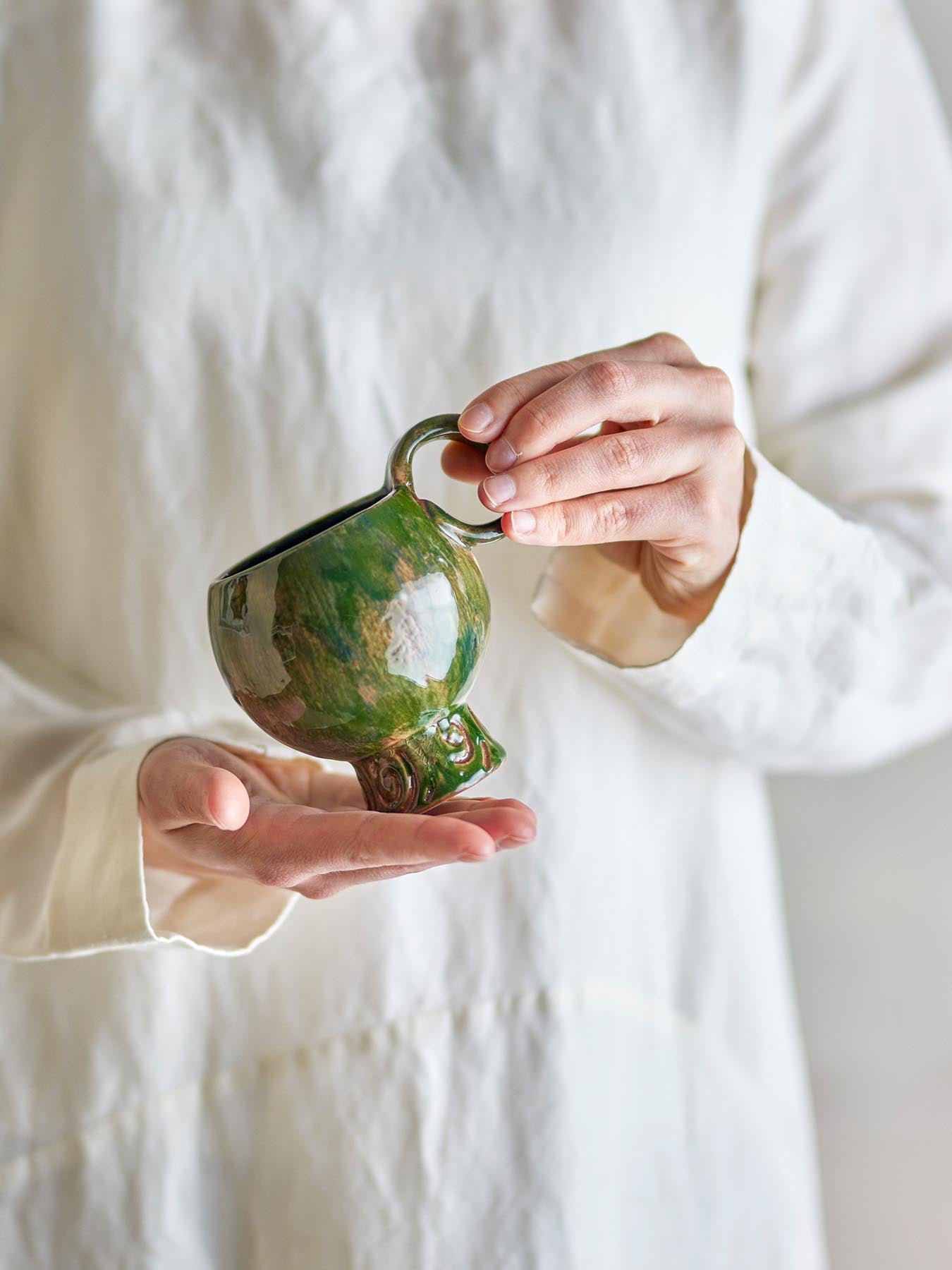 Erleben Sie stilvollen Kaffeegenuss mit der Avonlea Tasse von Bloomingville. Aus hochwertigem Steingut, jede Tasse ein Unikat in edlem Grün.