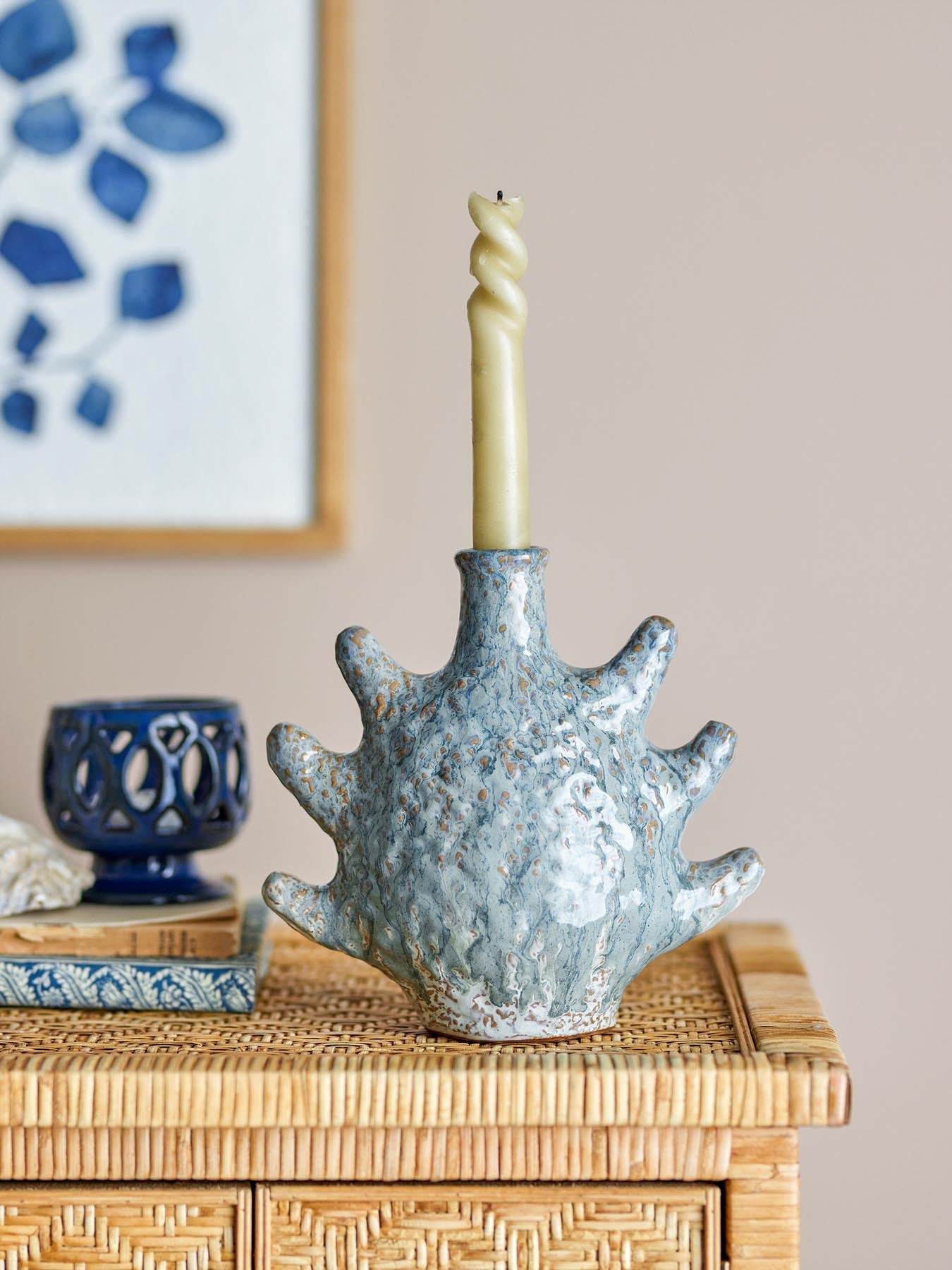 Entdecken Sie den einzigartigen Bridget Kerzenhalter aus Steingut in Grau. Mit seiner eleganten Form und reaktiven Glasur ist er ein stilvolles Highlight für jedes Zuhause.