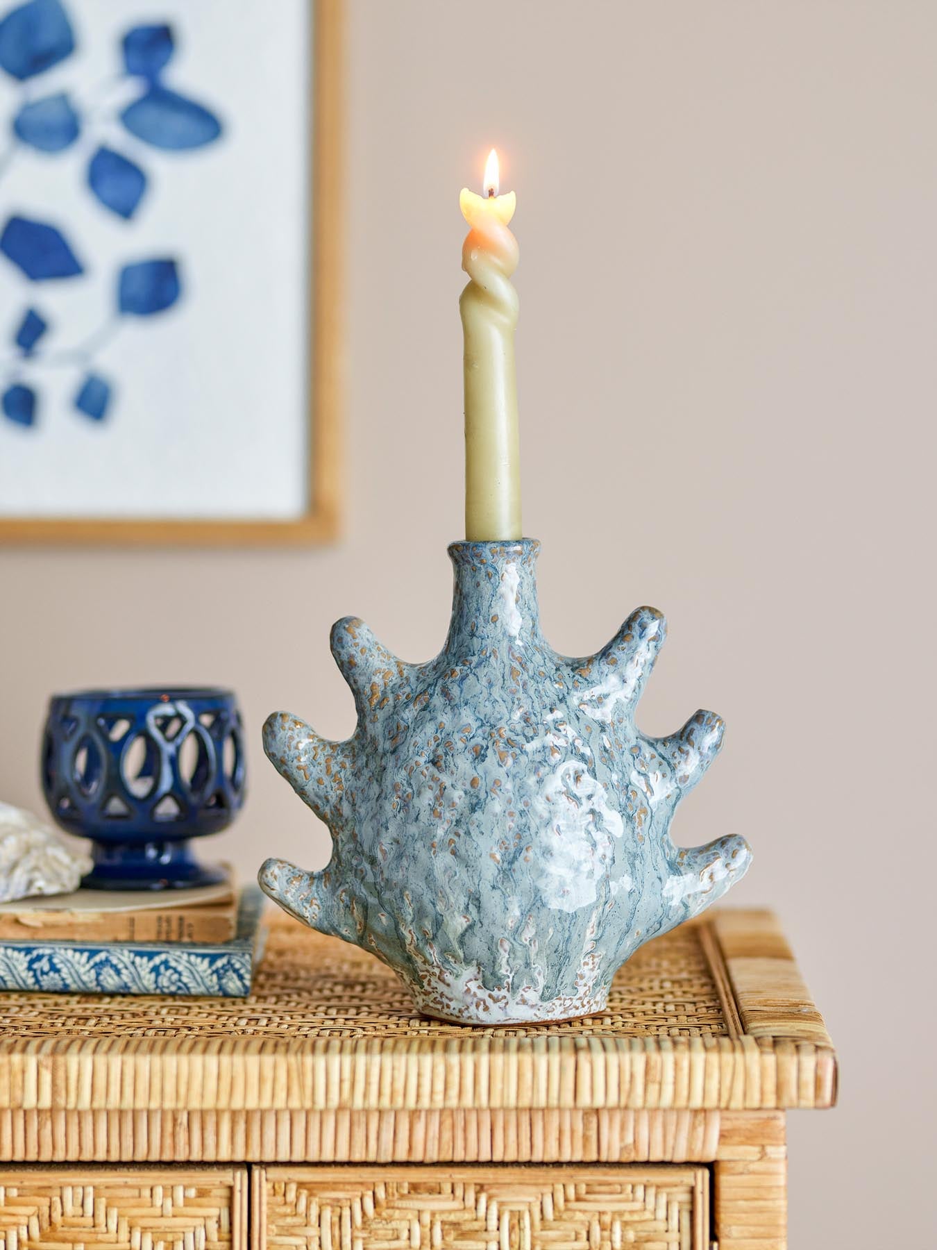 Erleben Sie den stilvollen Bridget Kerzenhalter aus grauem Steingut. Seine geschwungene Form und individuelle Glasur machen ihn zum perfekten Deko-Element.