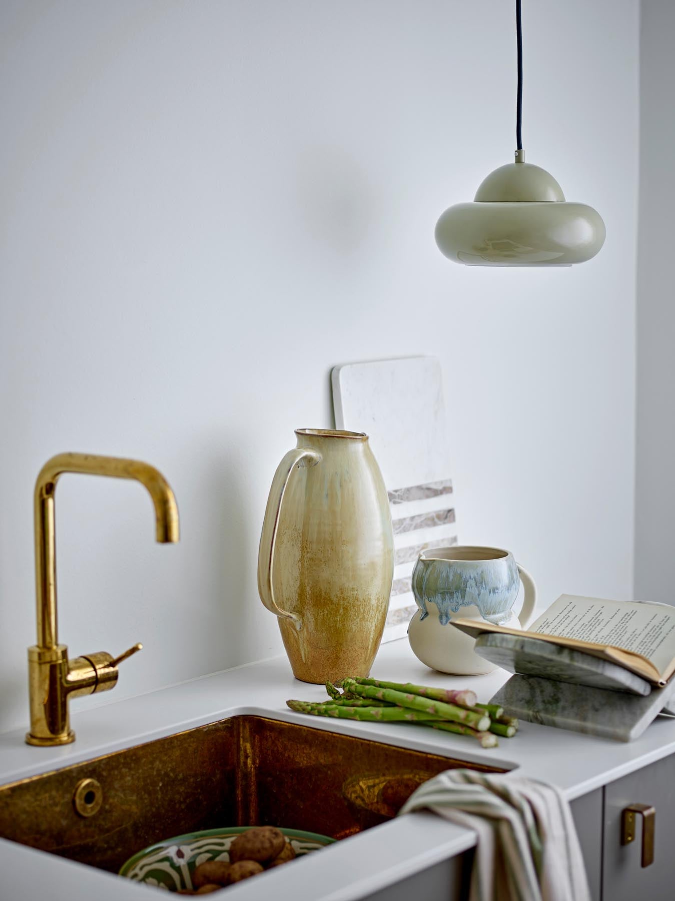 Entdecken Sie den handgefertigten Saskia Krug von Bloomingville – ein elegantes Steingut-Design in warmen Gelbtönen, ideal als Kanne oder Vase.