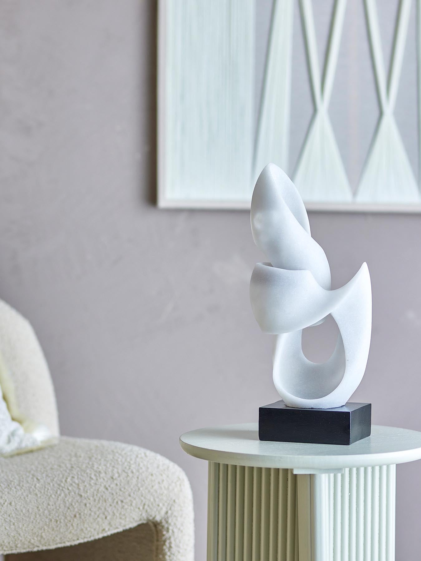 Verleihen Sie Ihrem Raum mit der Alistair Deko von Bloomingville einen Hauch von Eleganz. Dieses moderne Kunstobjekt aus weißem Polyresin ist vielseitig einsetzbar.