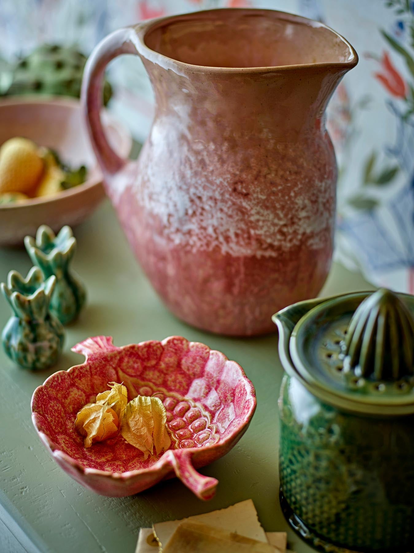 Entdecken Sie die elegante Gideon Schale in Rosé von Creative Collection. Handgefertigt aus hochwertigem Steingut, ideal für stilvolle Tischdekoration.