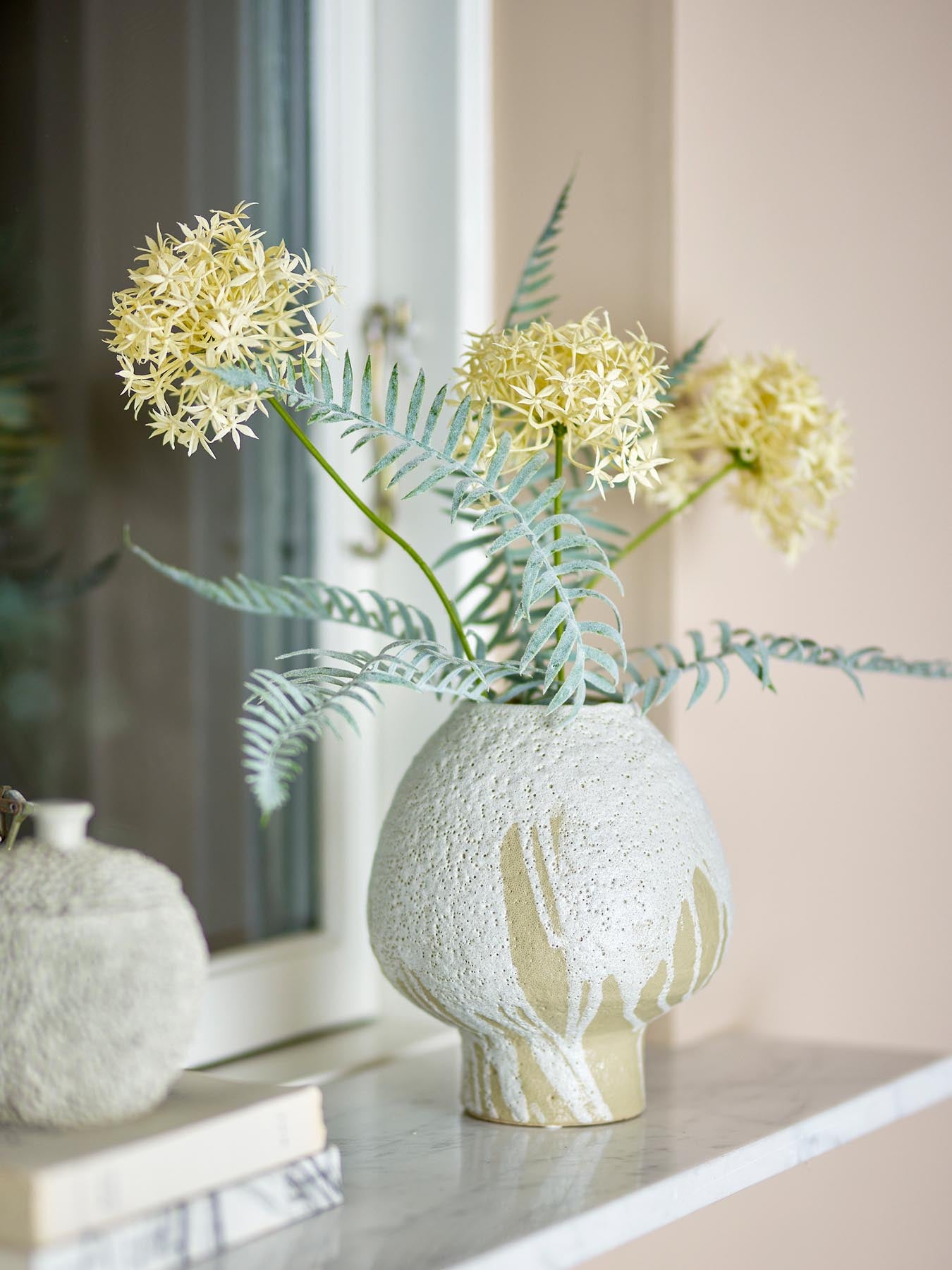 Entdecken Sie die Morag Vase von Bloomingville – ein einzigartiges Steingut-Dekorationsstück mit lebendiger Textur und zeitloser Eleganz.