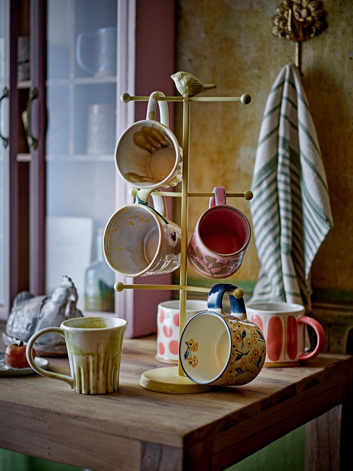 Verleihen Sie Ihrem Zuhause mit dem Dean Tassenständer aus pulverbeschichtetem Gusseisen von Creative Collection einen eleganten Akzent.