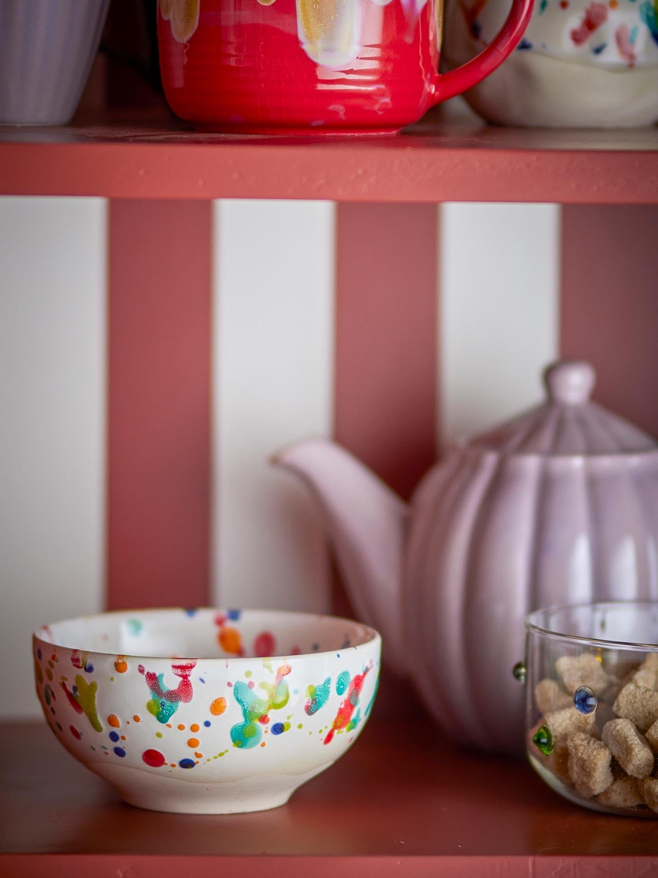 Verleihen Sie Ihrem Tisch mit der einzigartigen Freckles Schale von Bloomingville in Rot einen modernen Akzent. Handgefertigte Eleganz für jeden Anlass.