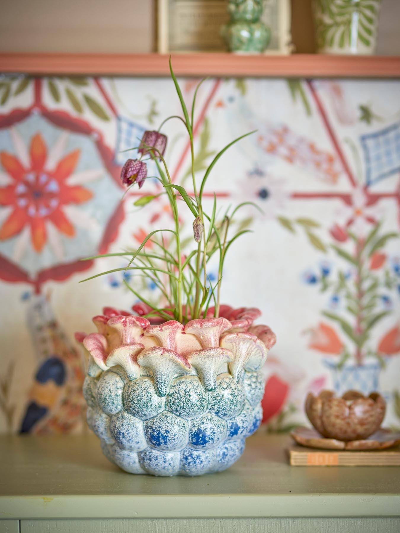 Verleihen Sie Ihrem Zuhause mit dem Maidan Blumentopf in Rosa von Creative Collection einen Hauch von Eleganz. Handgefertigt aus Steingut, ist jeder Topf ein Unikat.