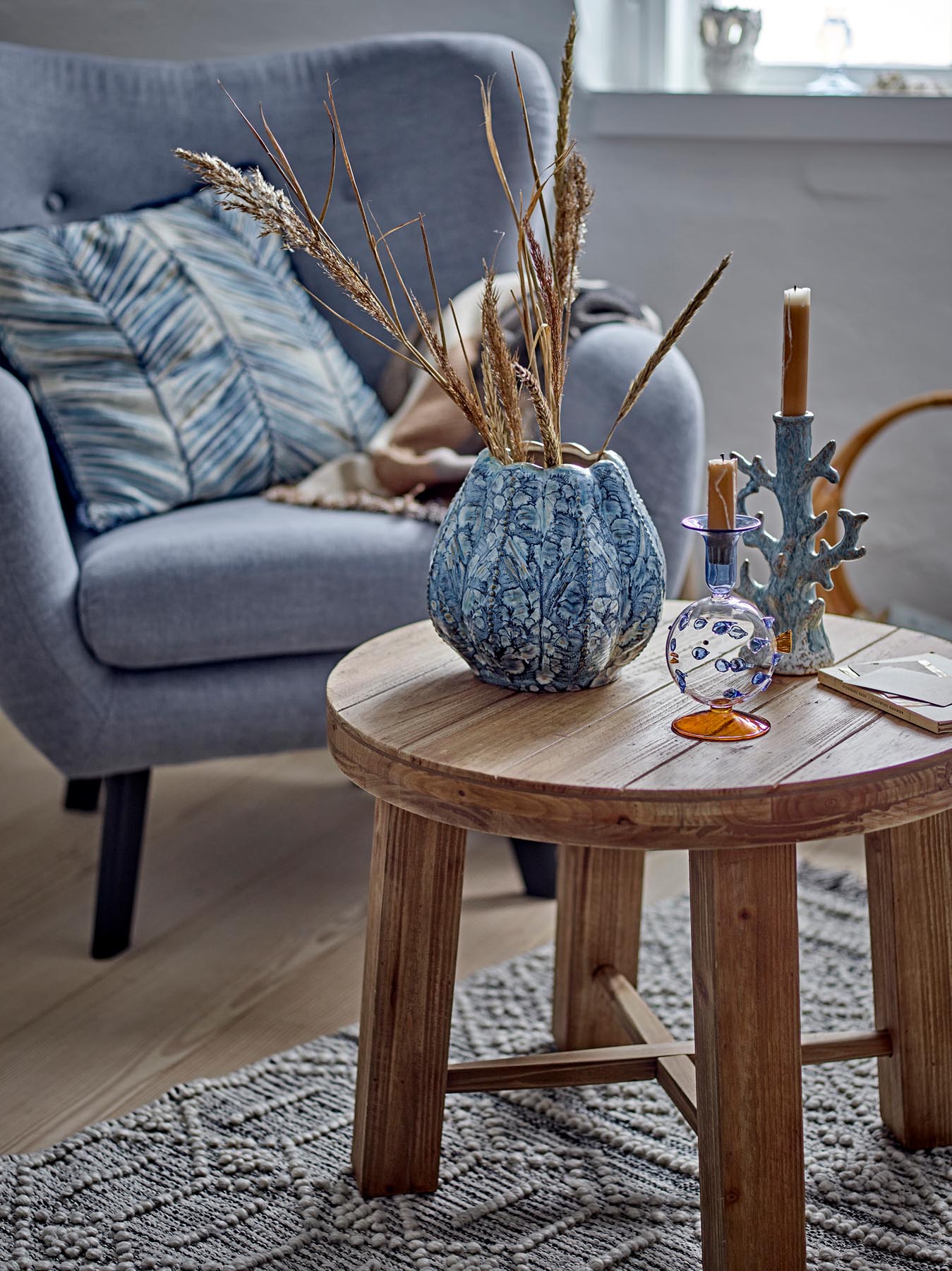 Entdecken Sie die Hetty Vase in Blau von Creative Collection – ein einzigartiges Steingut-Kunstwerk, das Eleganz und Stil in Ihr Zuhause bringt.