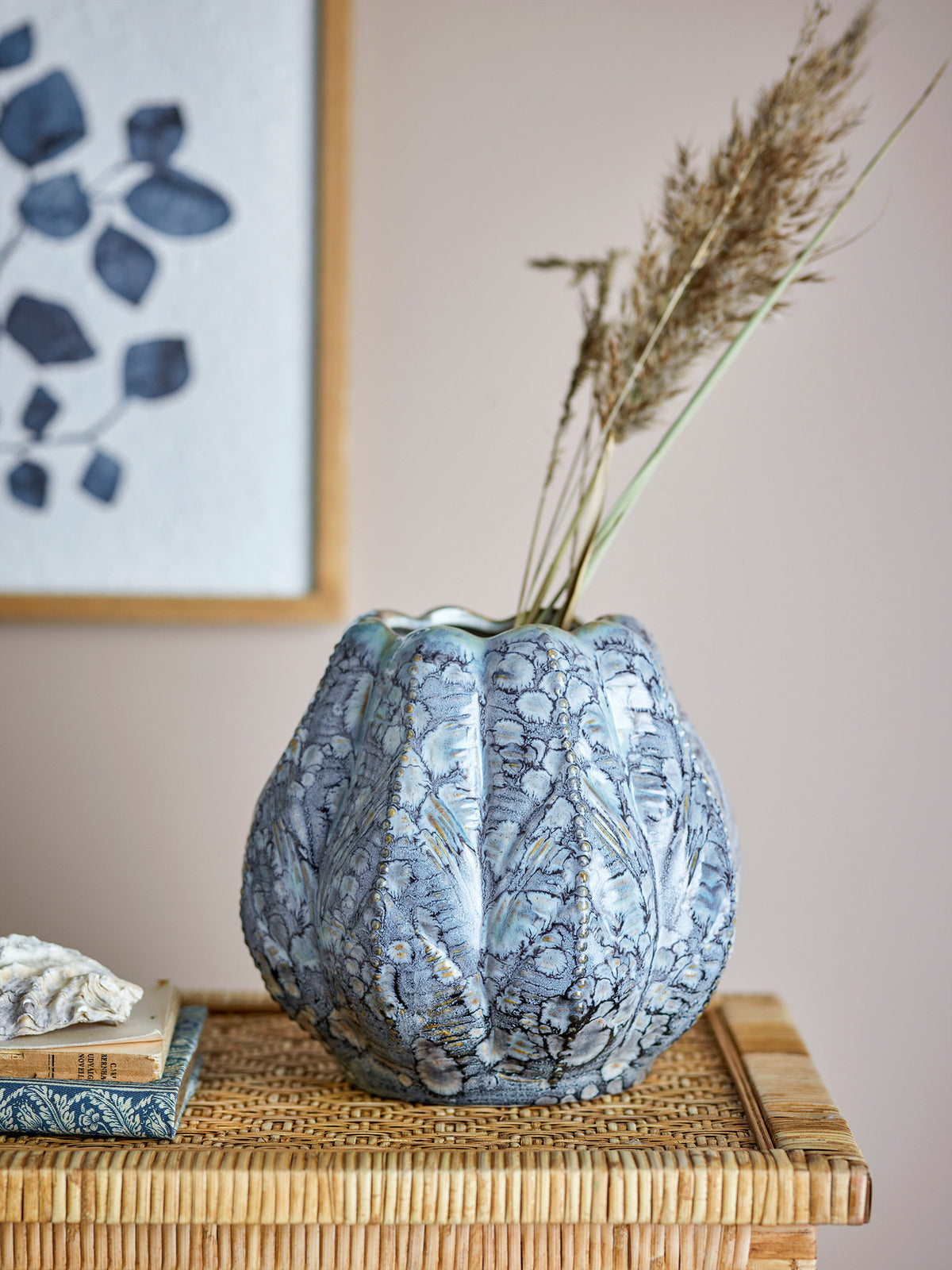 Hetty Vase, Blau, Steingut in Blau präsentiert im Onlineshop von KAQTU Design AG. Vase ist von Creative Collection