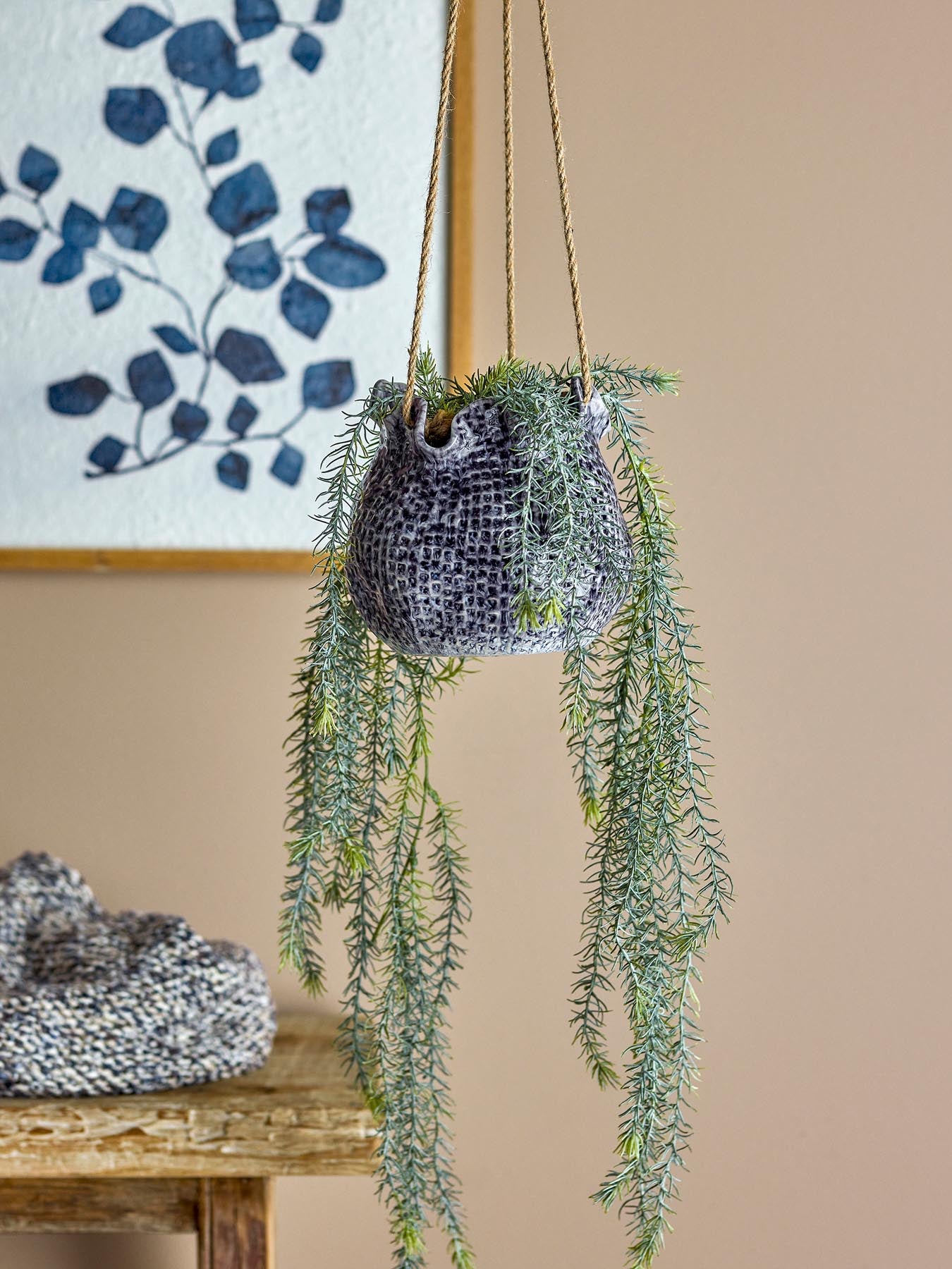 Hängender Lottie Blumentopf in elegantem Blau aus Steingut. Einzigartige Handwerkskunst für stilvolle Pflanzenpräsentation.