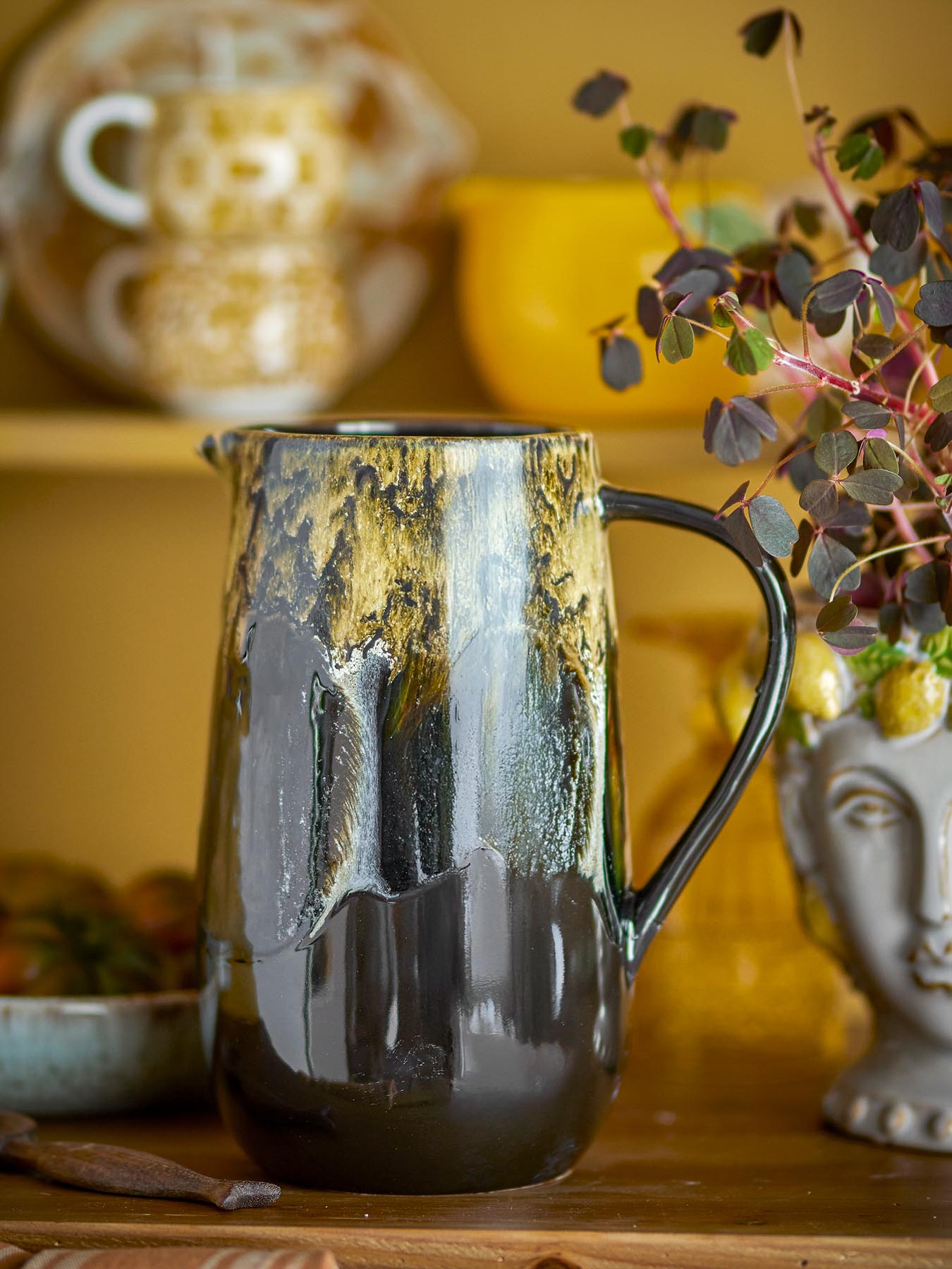 Entdecken Sie die Wyatt Vase von Creative Collection: Einzigartiges Design aus braunem Steingut mit reaktiver Glasur – ein Blickfang für Ihr Zuhause!