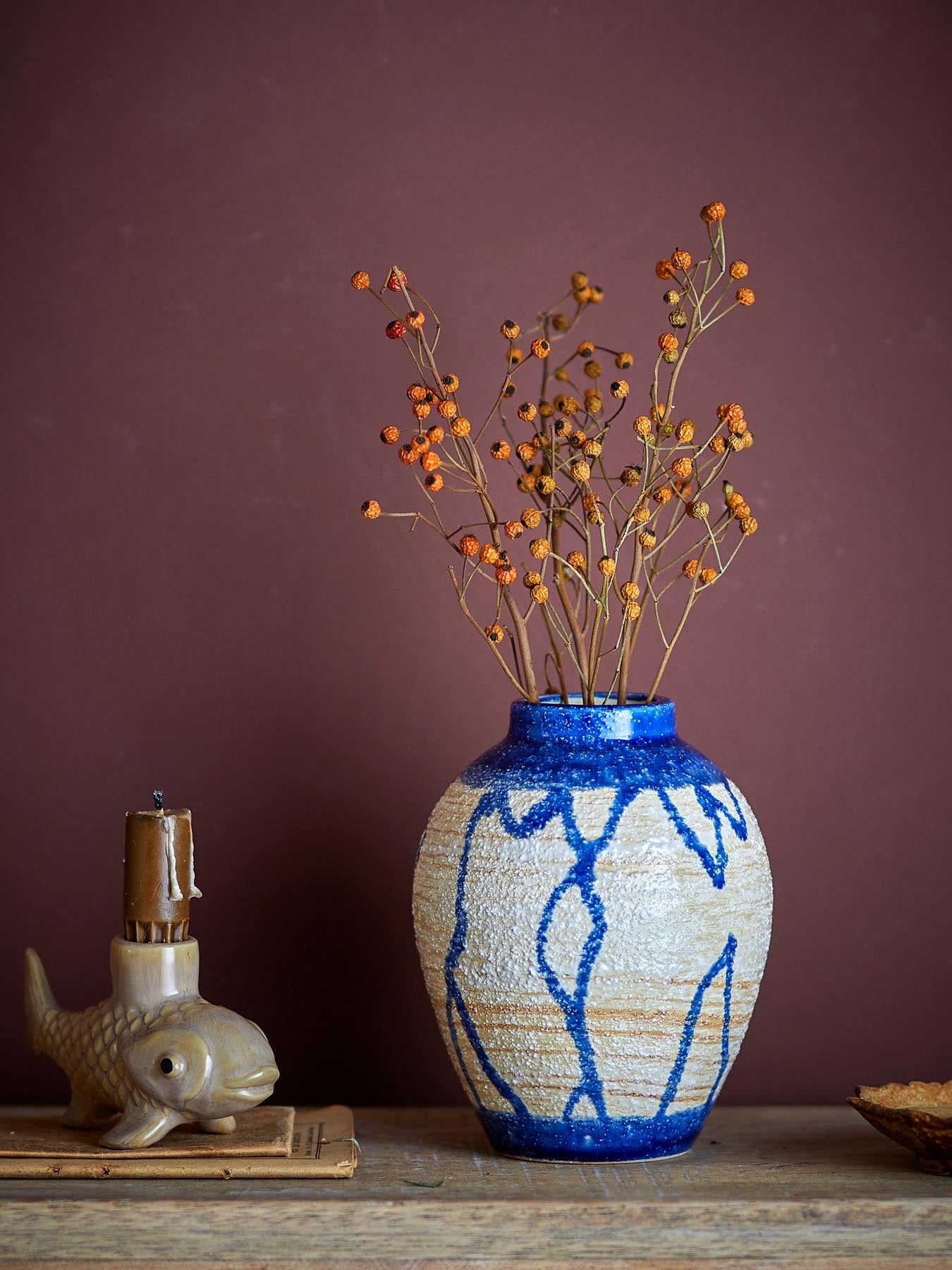 Verleihen Sie Ihrem Zuhause mit der handgefertigten Avon Vase in Blau von Creative Collection einen Hauch von Kunst und Stil. Einzigartig und elegant!