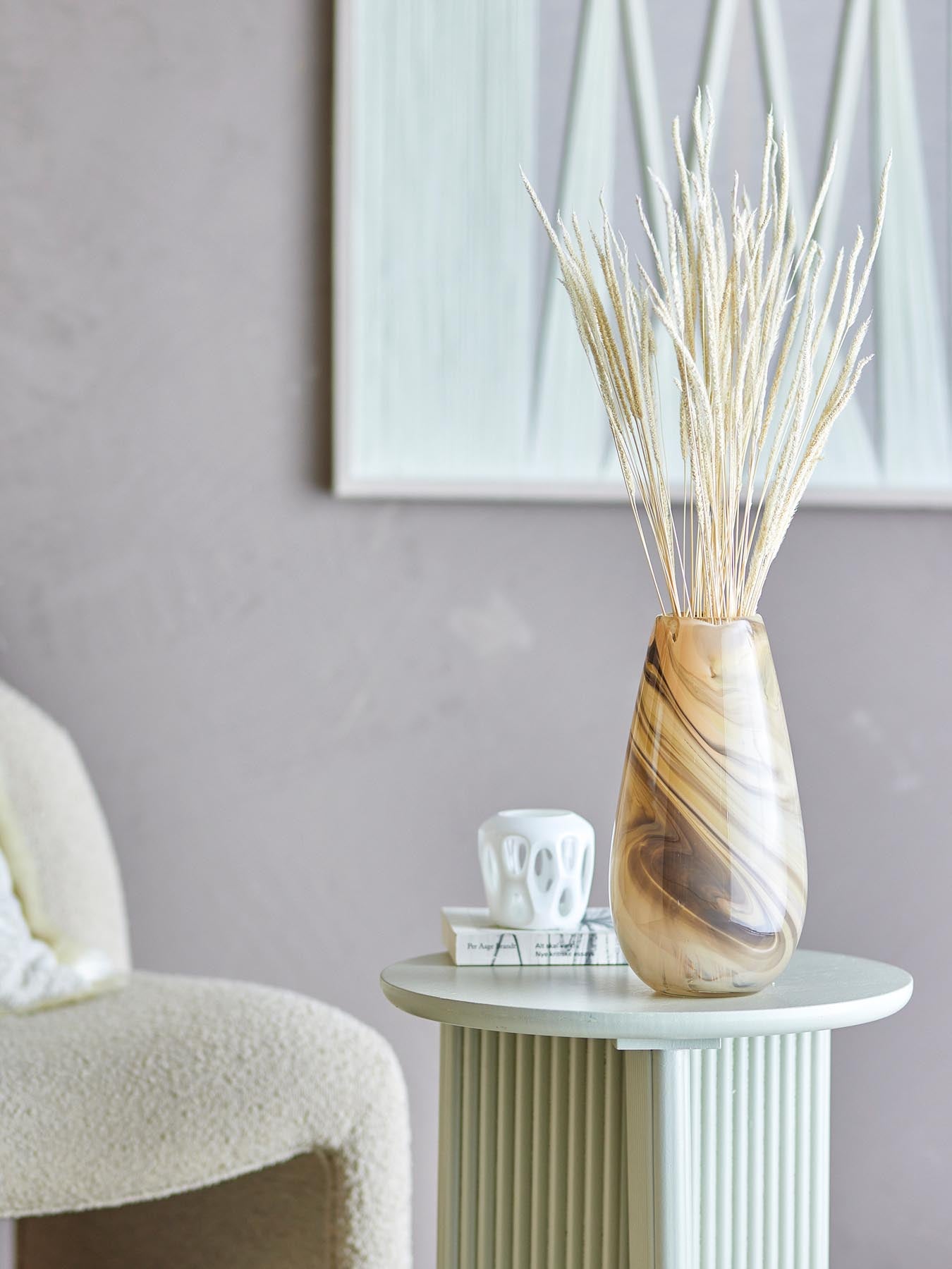 Entdecken Sie die handgefertigte Algar Vase von Bloomingville in warmen Brauntönen. Ein elegantes Wohnaccessoire, das jedem Raum Stil verleiht.