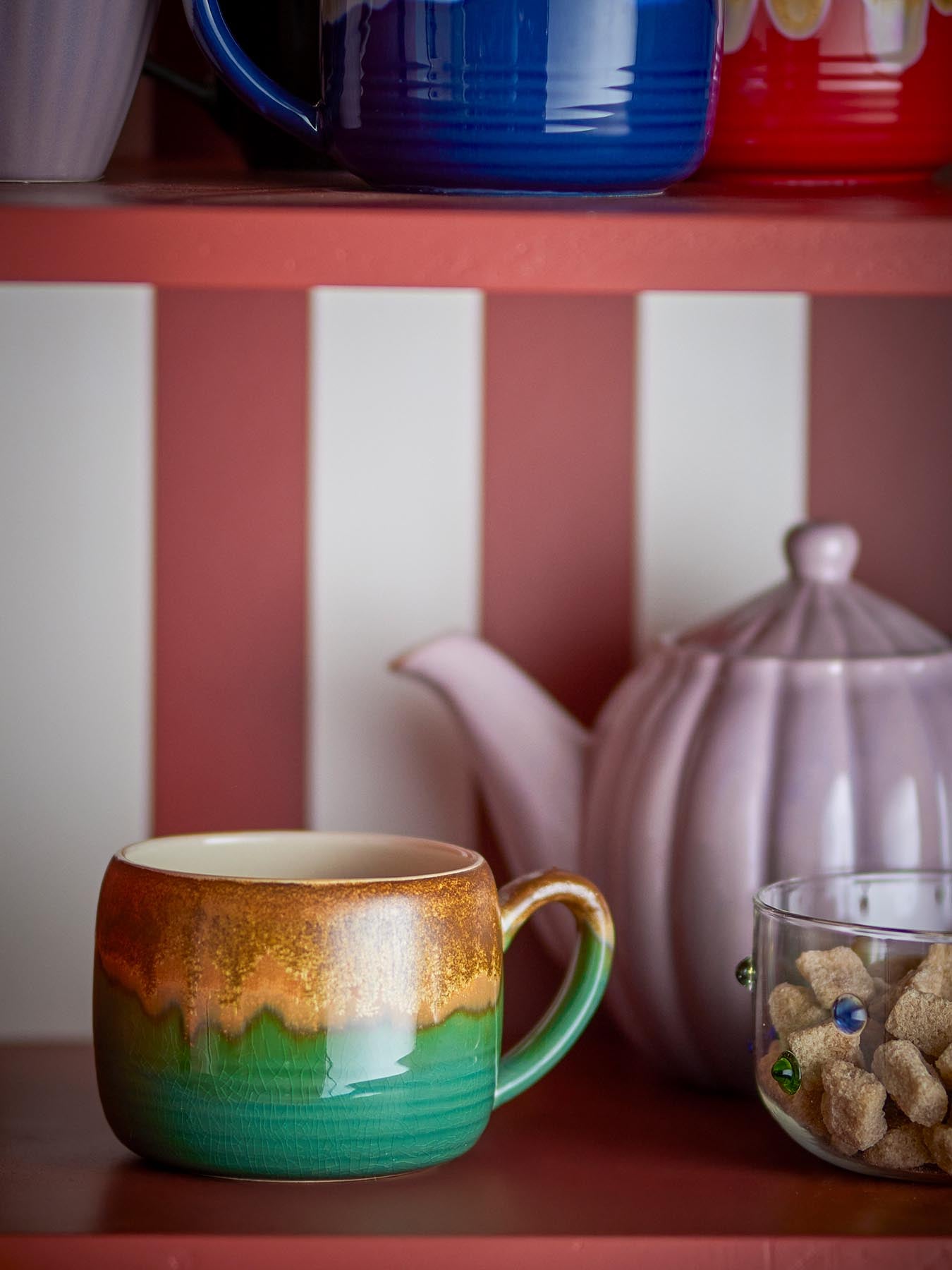 Entdecken Sie die eleganten Sheen Becher von Bloomingville – ein Set aus vier einzigartigen Tassen aus hochwertigem Steingut in stilvollem Grün und Gold.