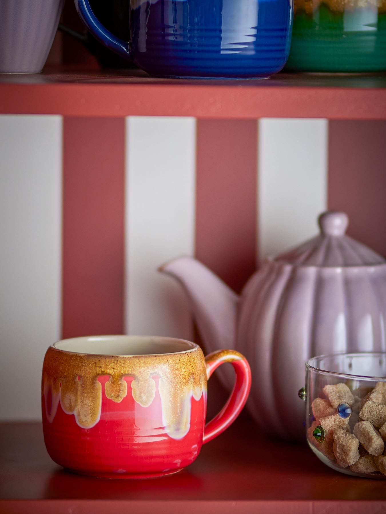 Genießen Sie stilvoll mit den Sheen Bechern von Bloomingville. Robustes Steingut in lebhaftem Rot, ideal für jeden Anlass.