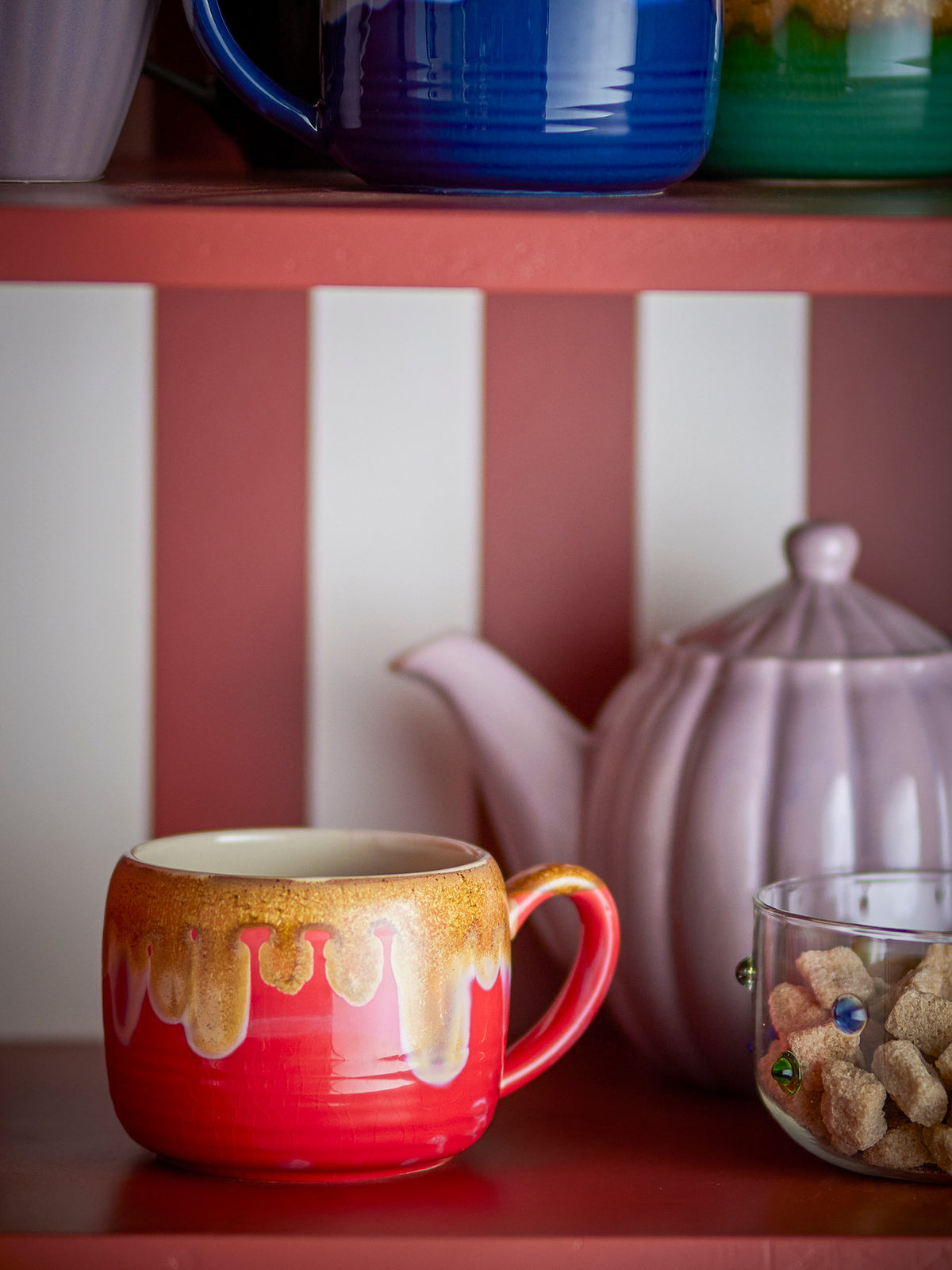 Sheen Becher, Rot, Steingut in Rot präsentiert im Onlineshop von KAQTU Design AG. Tasse ist von Bloomingville