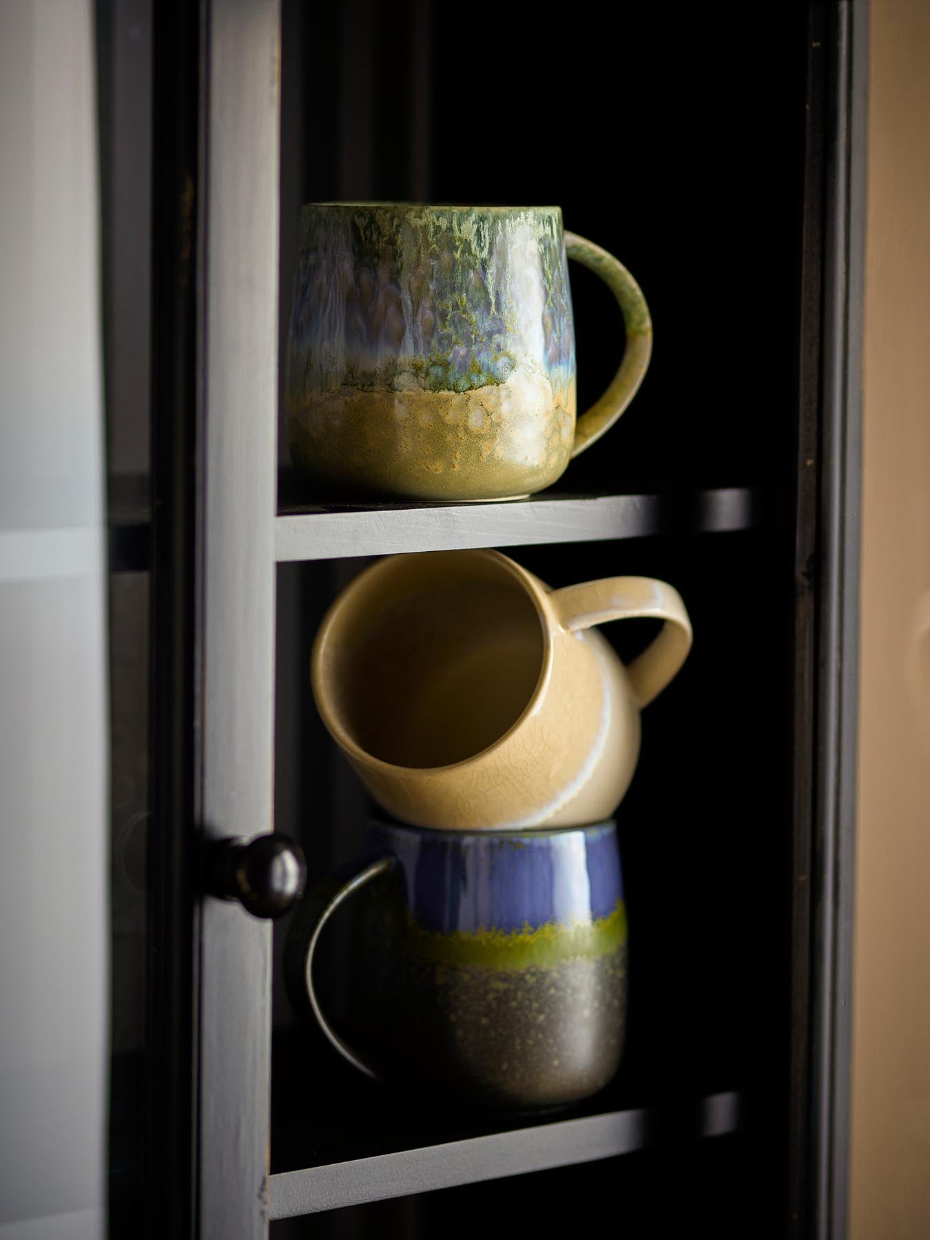 Genießen Sie die Cloe Becher in Blau von Creative Collection – handgefertigt aus Steinzeug, einzigartig und ideal für jeden Moment!