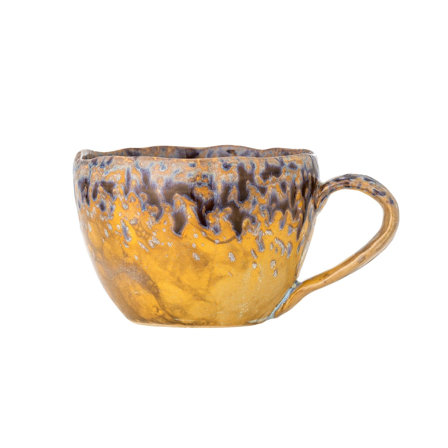 Genießen Sie Ihre Getränke stilvoll mit der Milani Tasse von Bloomingville. Aus robustem Steingut, mit einzigartiger, reaktiver Glasur in warmen Gelbtönen.